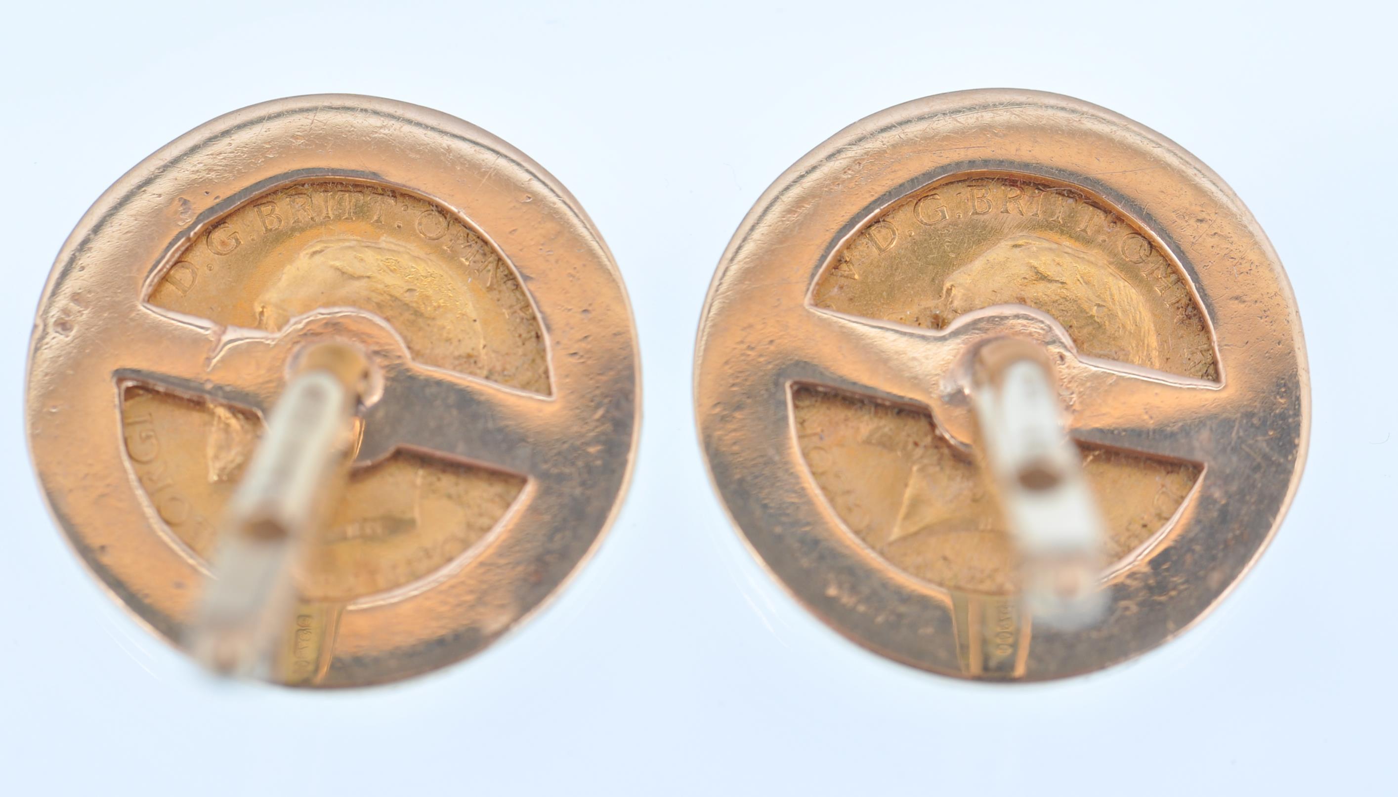 PAIR 9CT GOLD GENTLEMANS CUFFLINKS INSET WITH HALF SOVEREIGNS - Image 3 of 5