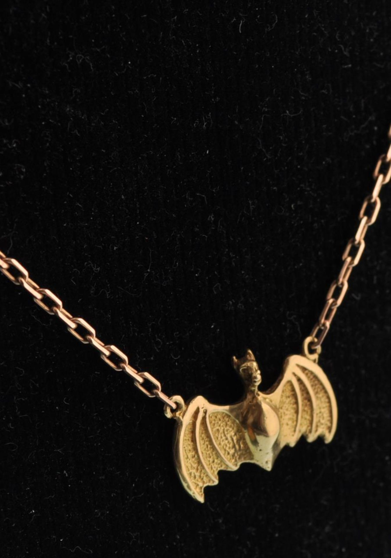 An 18ct gold Chinese influenced bat pendant / necklace frontispiece hallmarked for Sheffield 1985 - Bild 7 aus 9