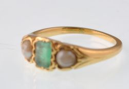 An early 20th century gold emerald and pearl 3 stone ring. 3.7g Weight
