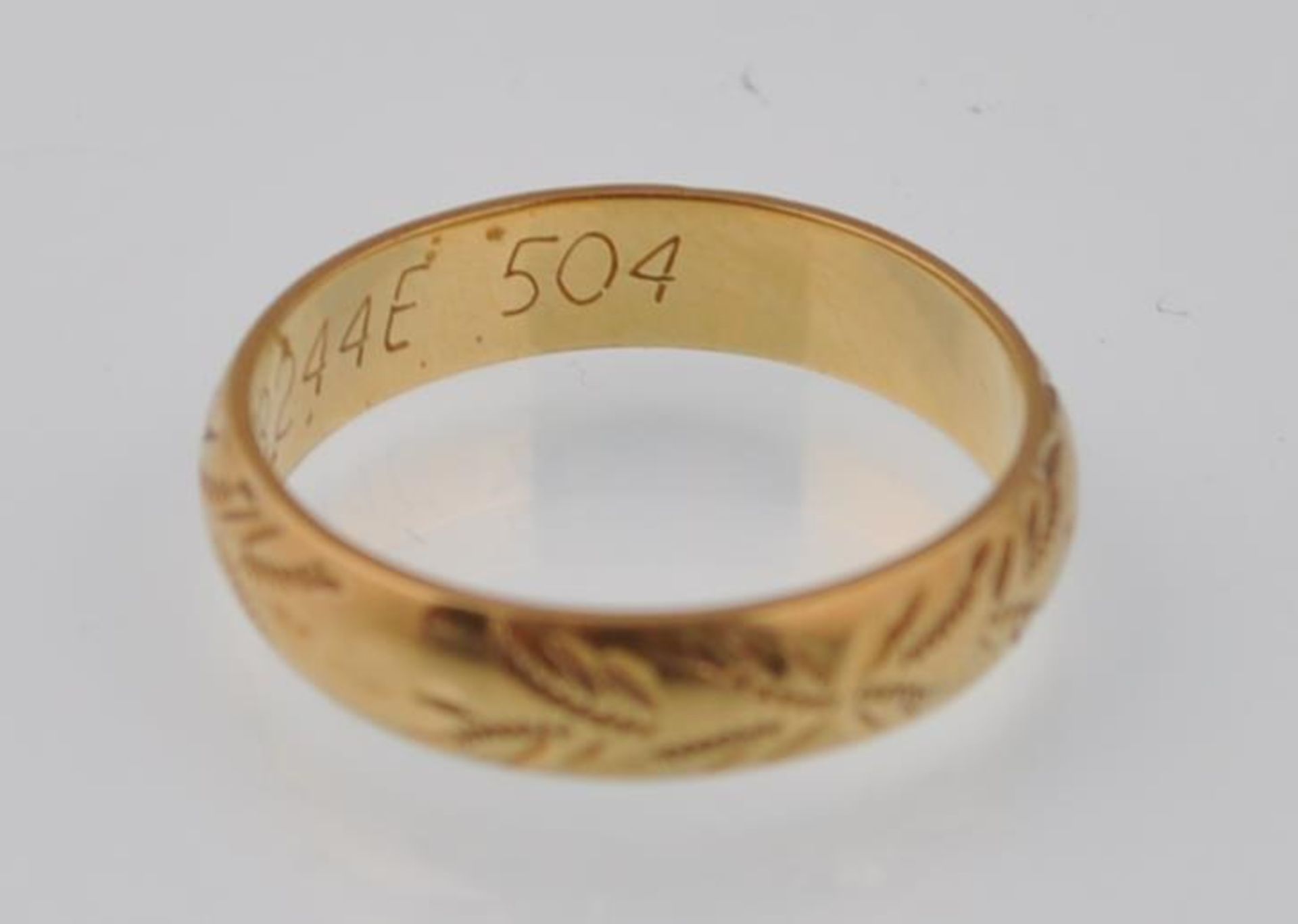 AN 18CT / 750 LONDON HALLMARKED CHASE DECORATED BAND RING - Bild 3 aus 3