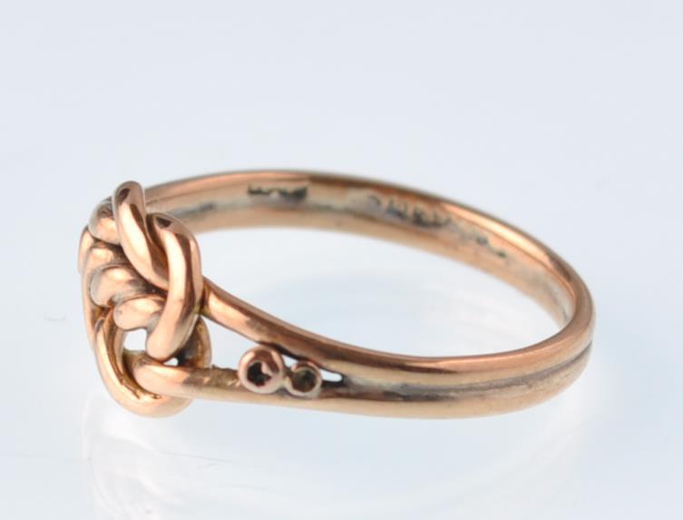 An early 20th century 9ct rose gold knot ring. Marks indistinct, circa 1910 Edwardian. 2.1g - Image 3 of 5