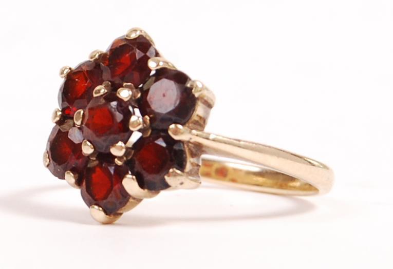 HALLMARKED LONDON 9CT GOLD 1967 GARNET CLUSTER RING - Image 4 of 5