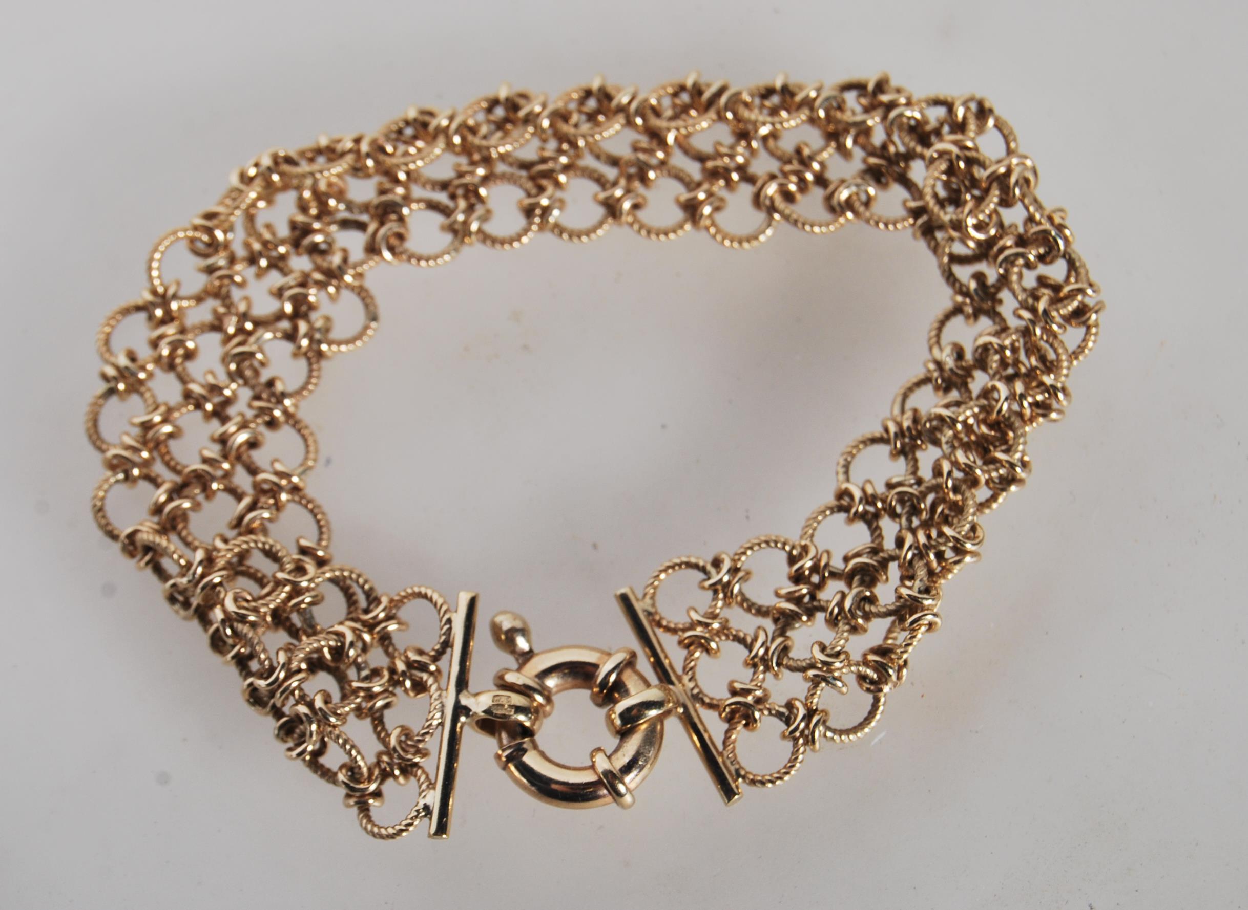 A hallmarked 9ct gold ladies three strand bracelet chain having three rows of rope twist hopps - Image 4 of 5