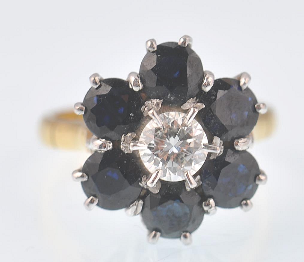 A LADIES 18CT GOLD SAPPHIRE AND DIAMOND CLUSTER RING - Image 3 of 5