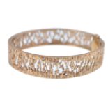 HALLMARKED 9CT GOLD BARK EFFECT BANGLE BRACELET.