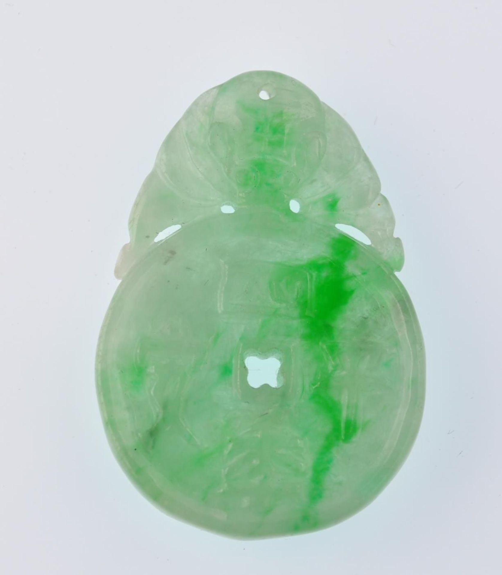 A collection of 4 Jadeite Chinese pendants, one being drop shaped with the form of a tall sailing - Bild 2 aus 4