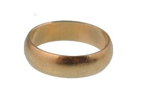 A 14CT / 585 MARKED GOLD GENTLEMAN'S BAND RING