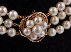 A 14CT GOLD AND CULTURED PEARL TRIPLE STRAND CHOKER NECKLACE
