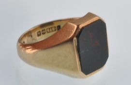 A modern 9ct gold and bloodstone cut-corner rectangular signet ring. Birmingham hallmarks 1986.
