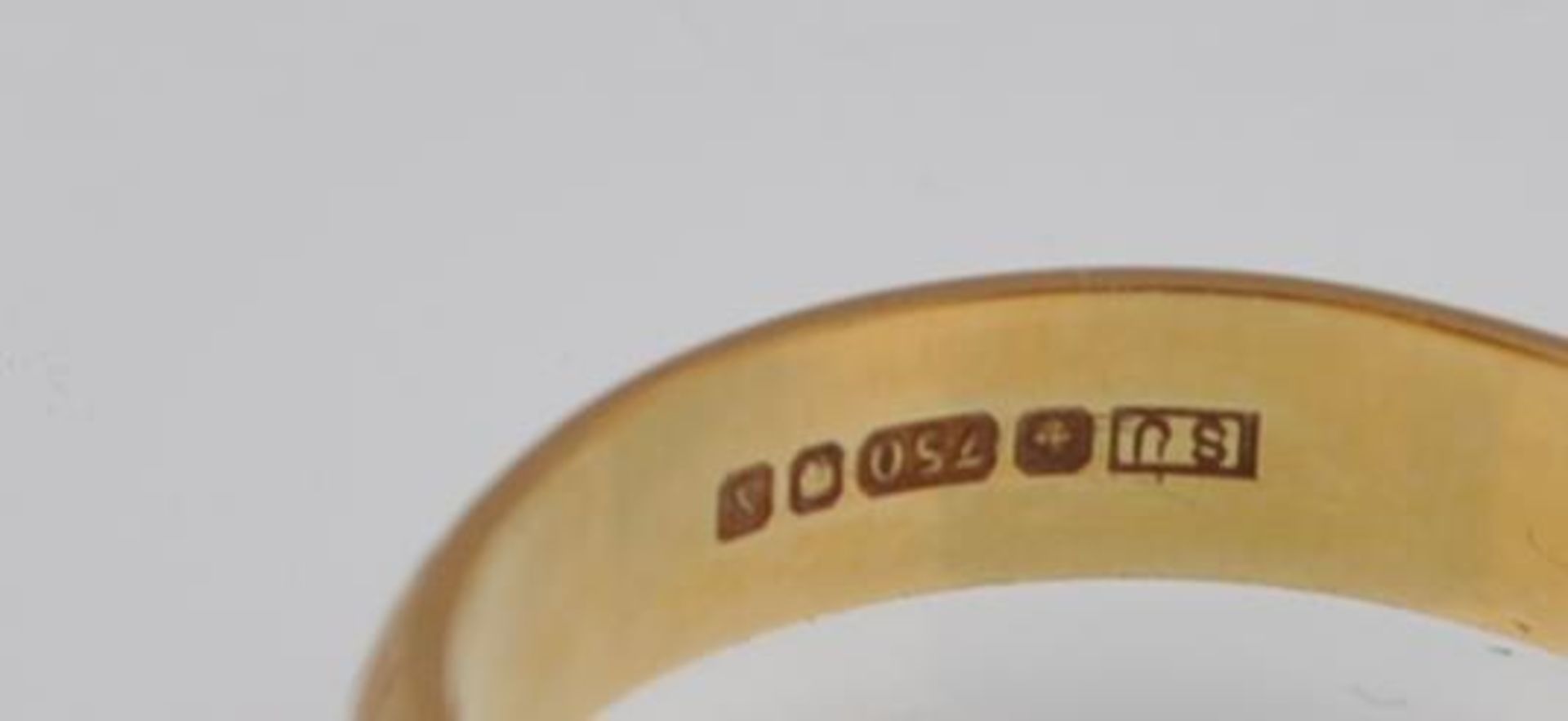 AN 18CT / 750 LONDON HALLMARKED CHASE DECORATED BAND RING - Bild 2 aus 3