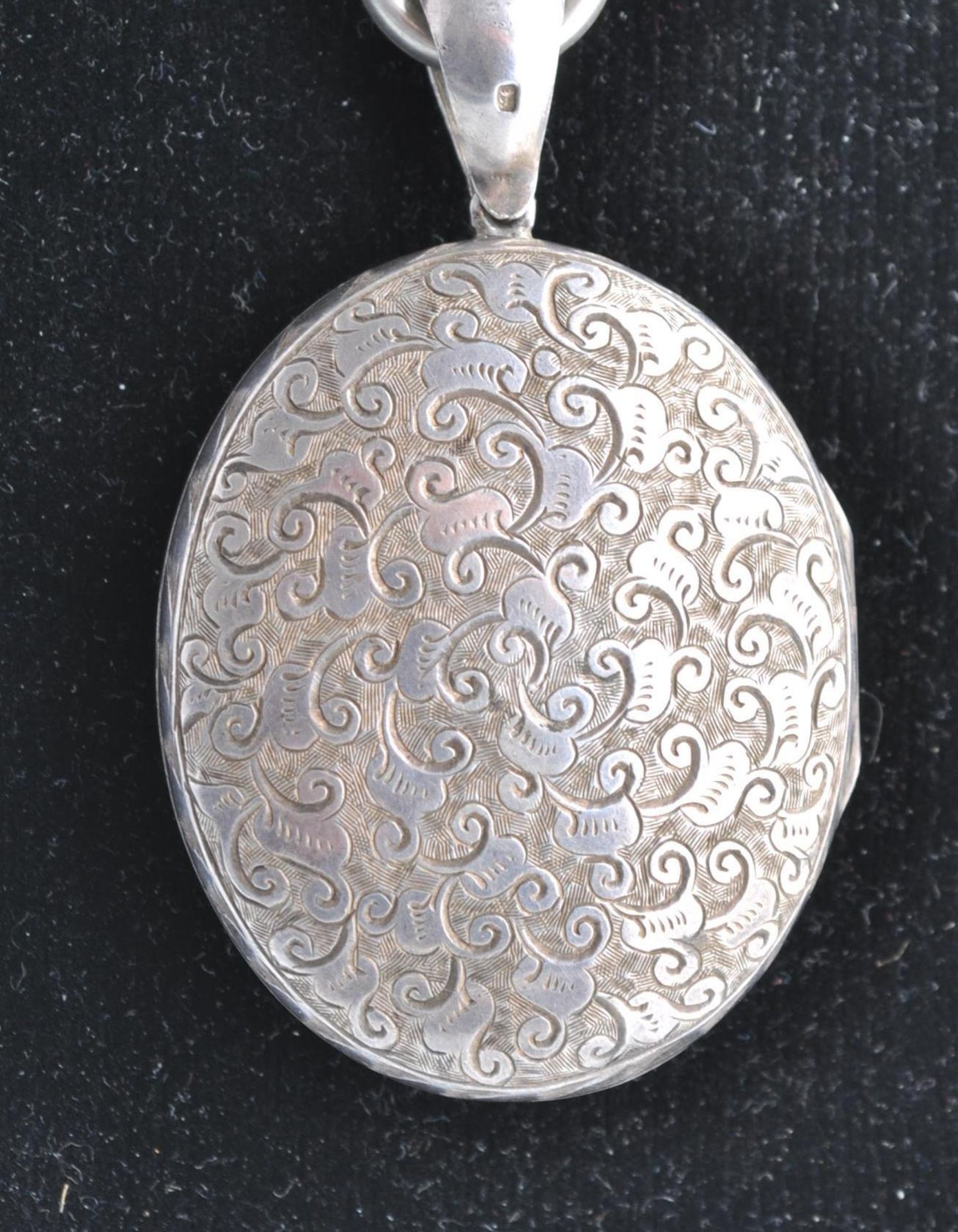 A Victorian silver anchor link chain hung with an oval locket engraved with scrolls, the reverse - Bild 5 aus 10