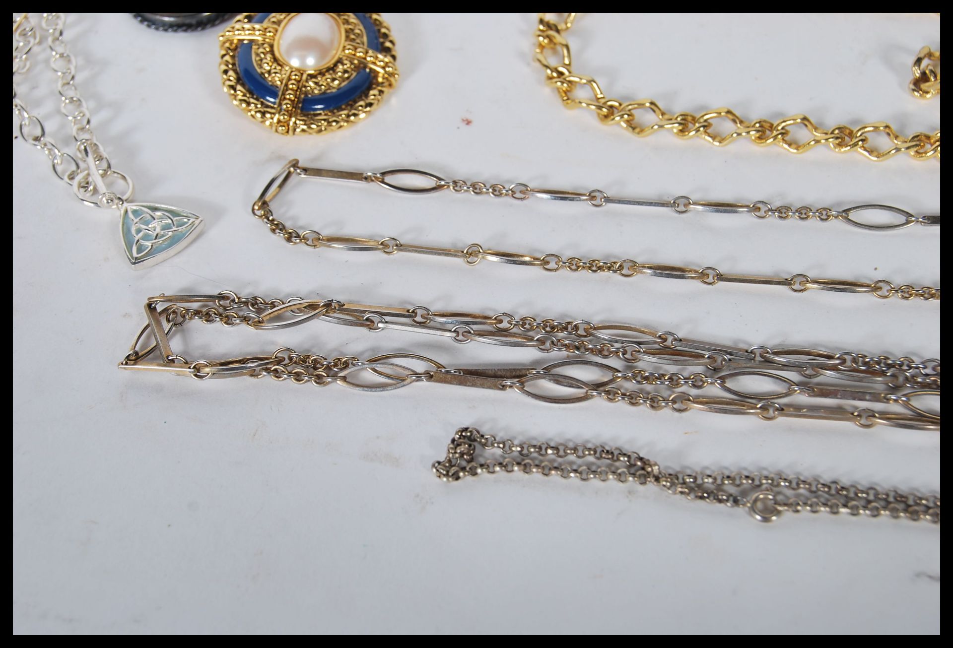 A collection of vintage costume jewellery to include a ceramic Limoges brooch, a rolled gold - Bild 8 aus 10