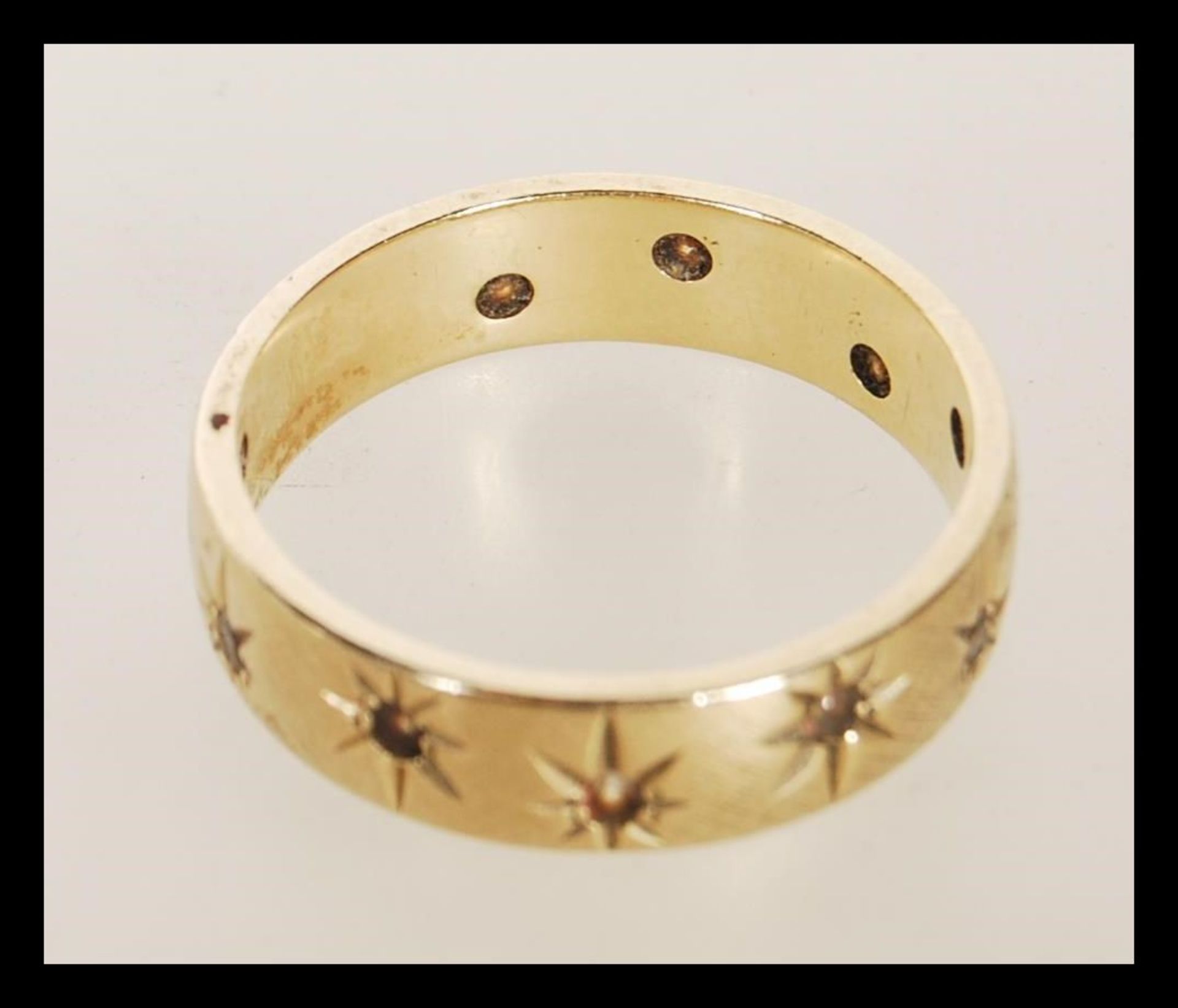 A hallmarked 9ct gold ring being gypsy set with with stones. Hallmarked Birmingham 1970. Weight 5. - Bild 2 aus 4