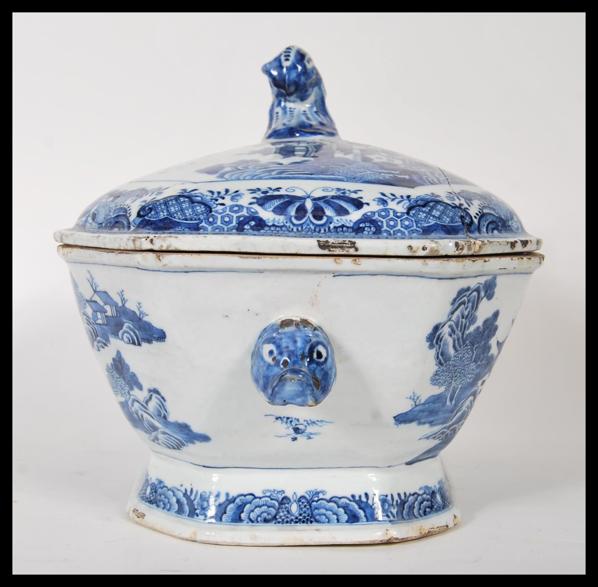An early 18th century Chinese blue and white large tureen and lid having chinoiserie decoration with - Image 8 of 9