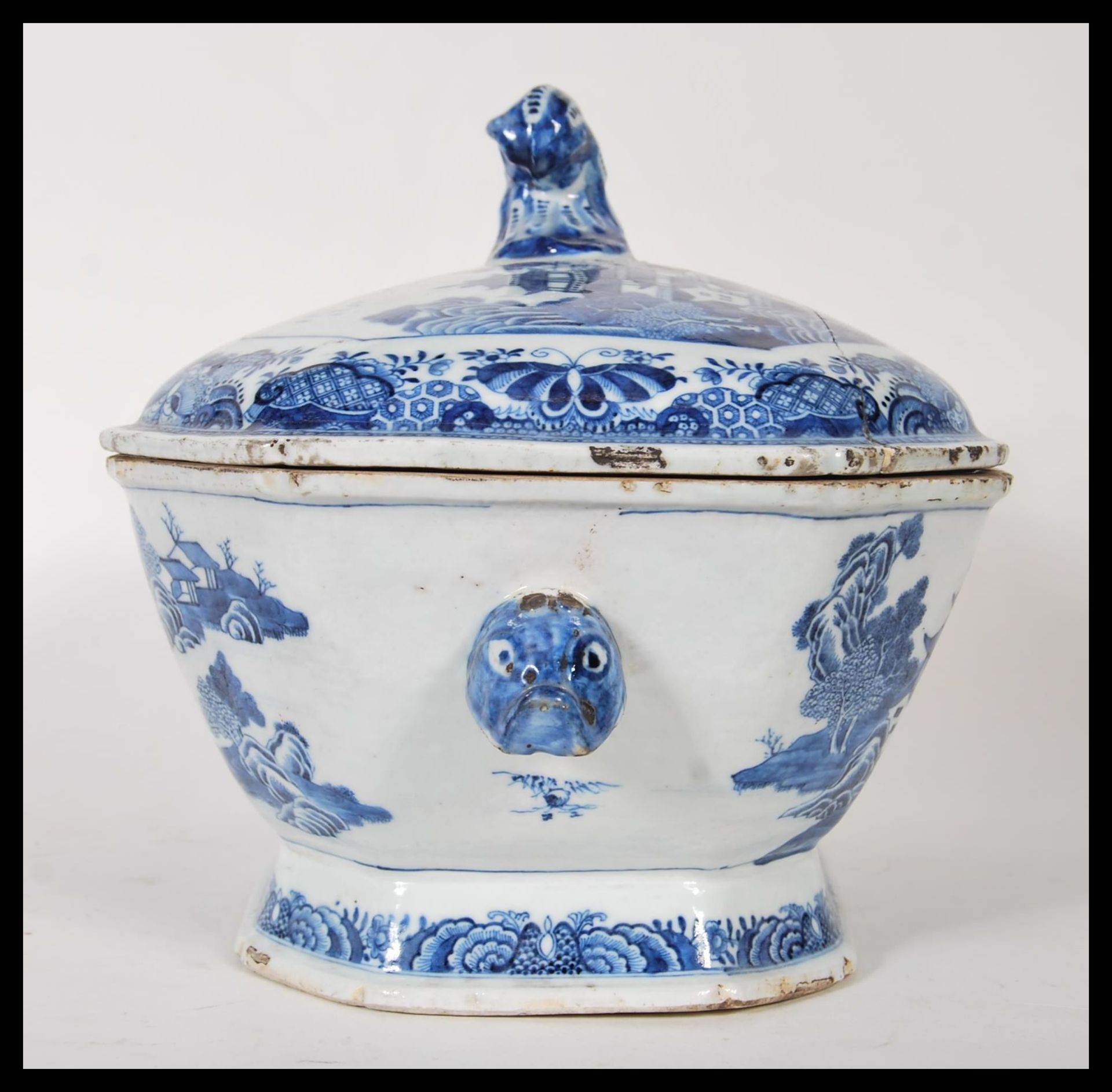 An early 18th century Chinese blue and white large tureen and lid having chinoiserie decoration with - Bild 8 aus 9