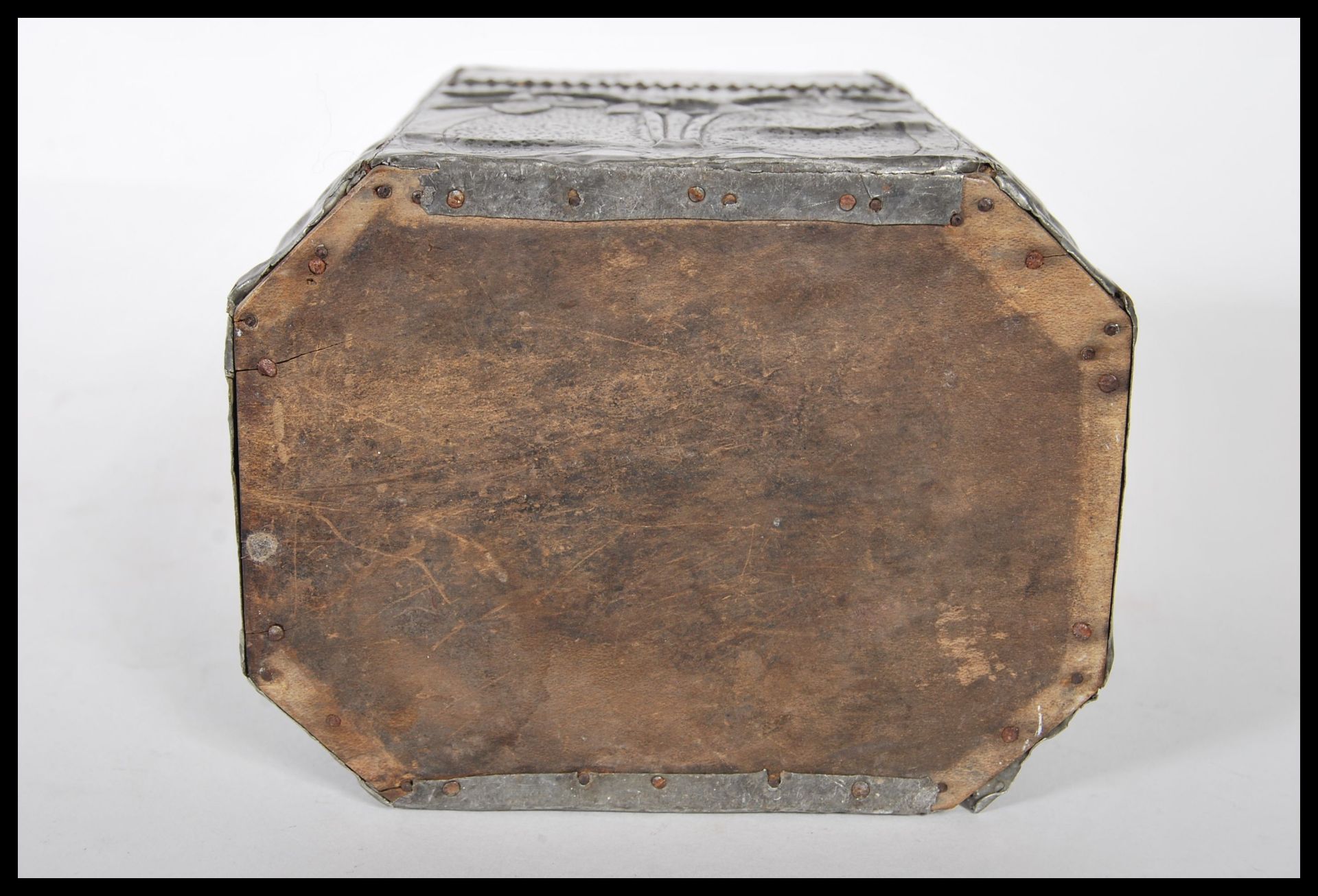 A late 19th century Arts and Crafts hammered pewter bound octagonal wooden tea caddy with hinged - Bild 7 aus 7