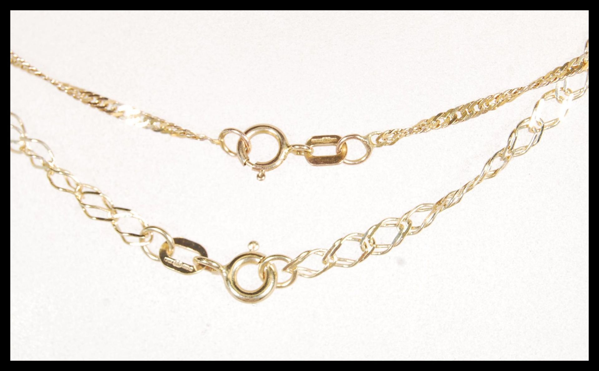 Two stamped 375 9ct gold necklace chains to include a fine link necklace chain along with a - Bild 6 aus 6