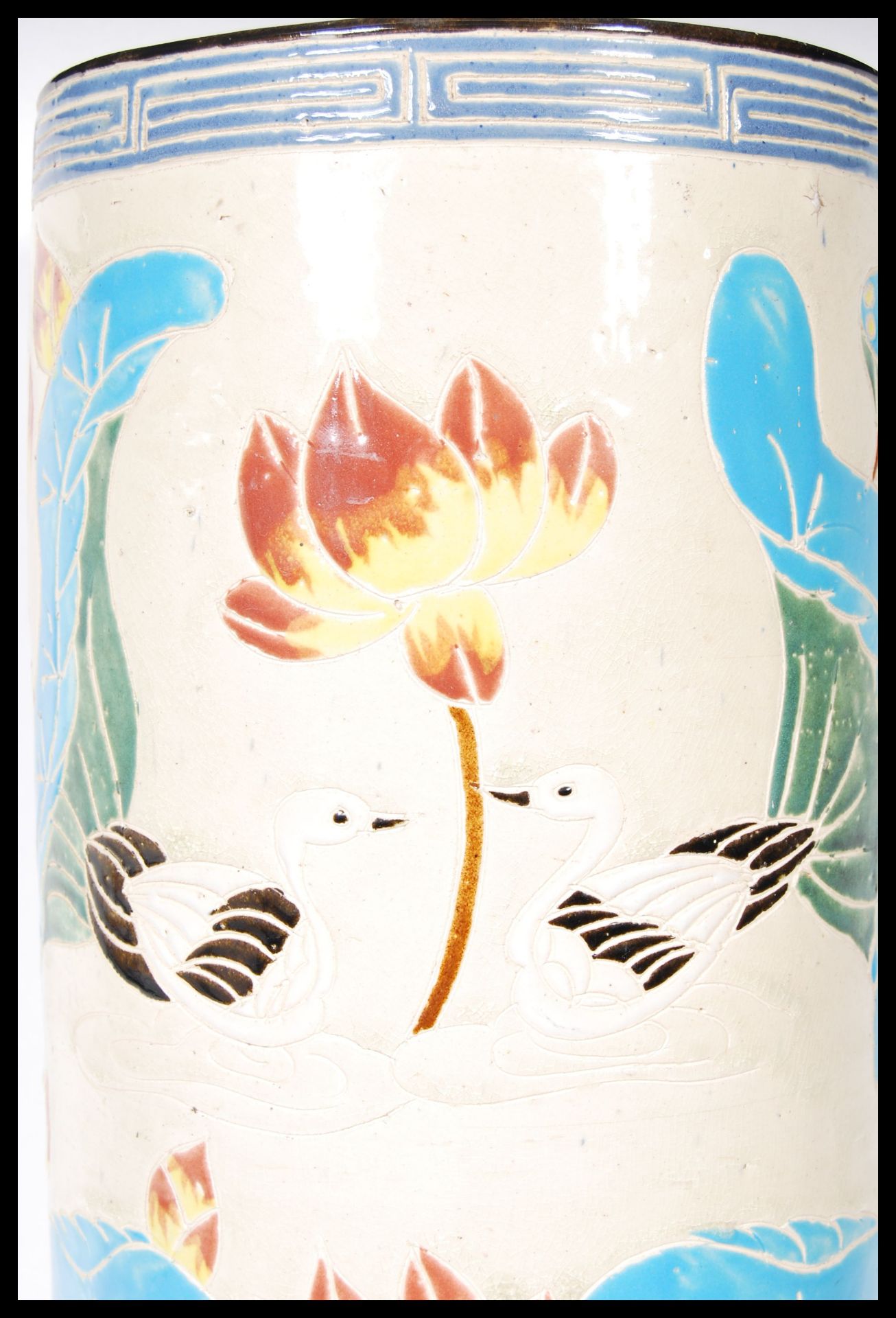 A 20th Century 1930's Art Deco Oriental ceramic cylindrical stick stand having lotus flowers, blue - Bild 3 aus 7