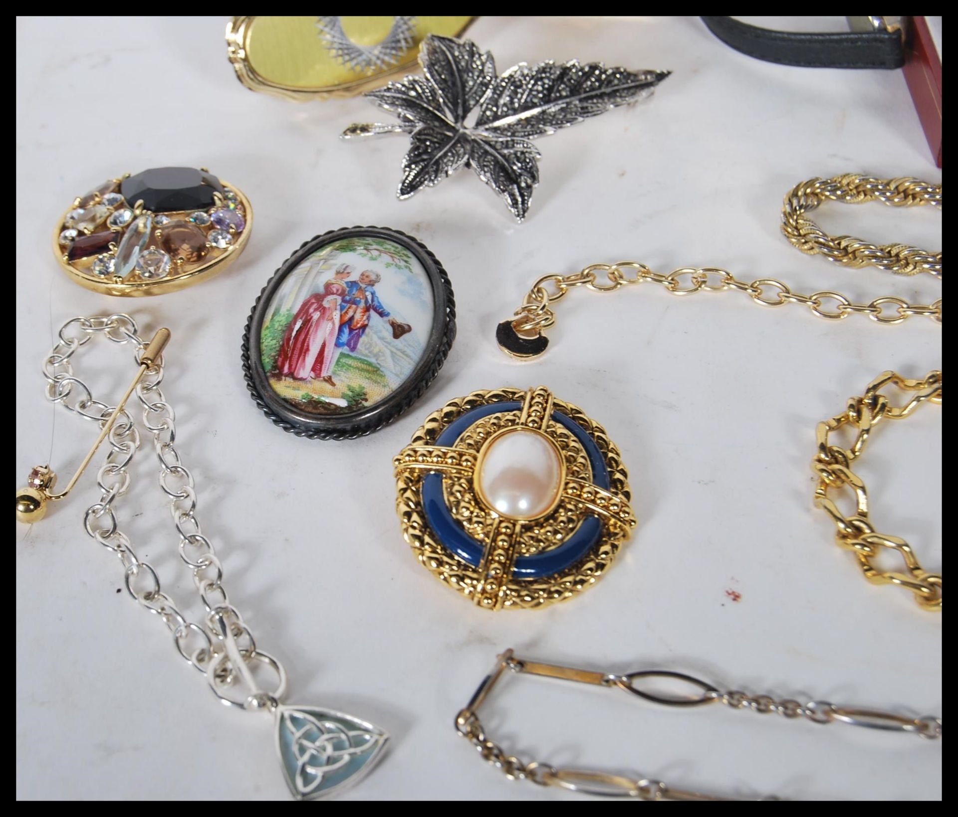 A collection of vintage costume jewellery to include a ceramic Limoges brooch, a rolled gold - Bild 9 aus 10