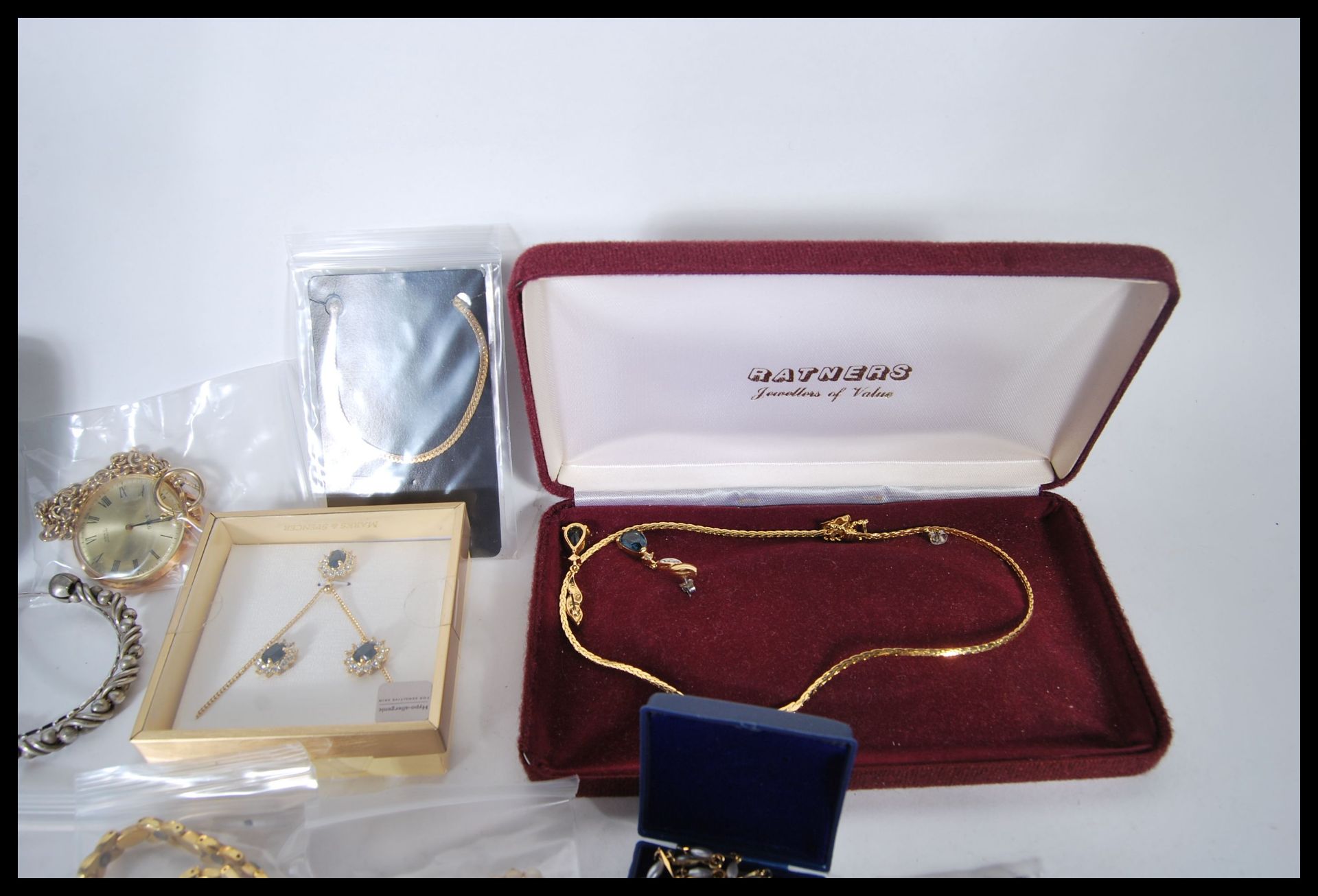 A large collection of 20th Century costume jewellery to include necklaces, rings, bangles, - Bild 12 aus 14