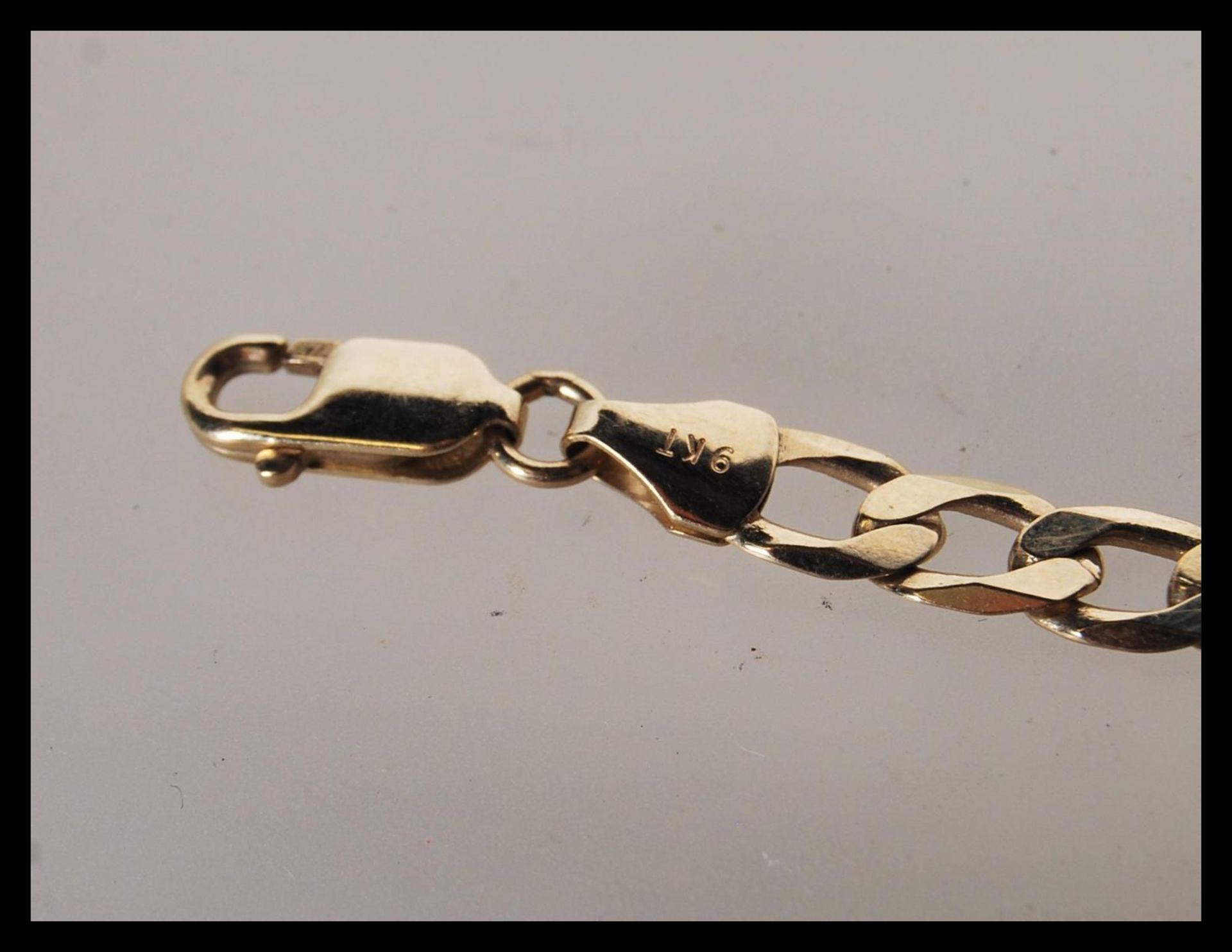 A 9ct gold triple link bracelet chain set with lobster clasp being stamped 375. Length 7" / Total - Bild 5 aus 5