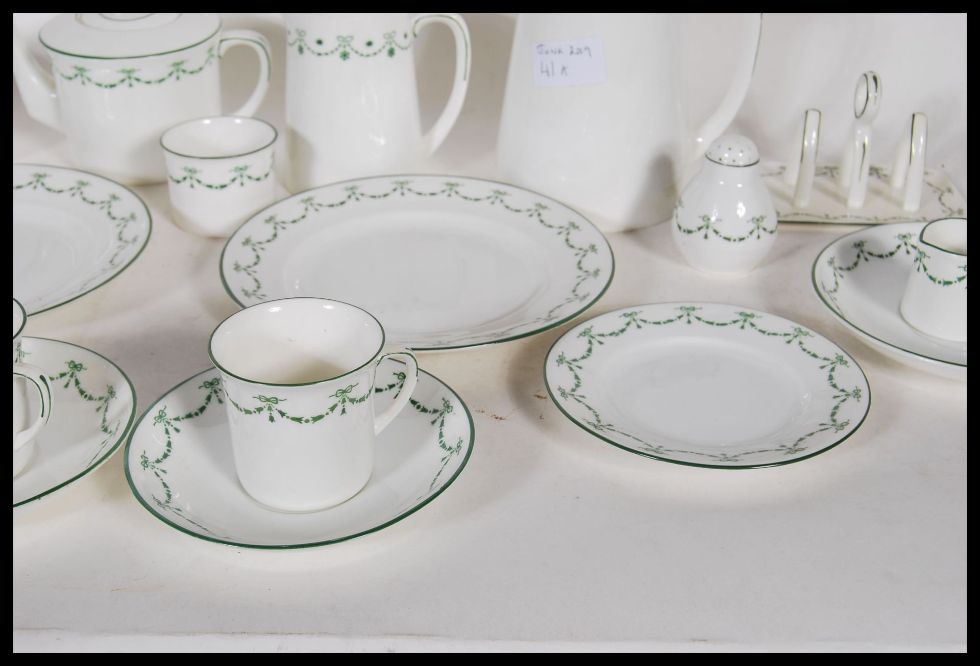 An early 20th Century Foley China breakfast service, pattern number 0387 decorated with green laurel - Bild 6 aus 8