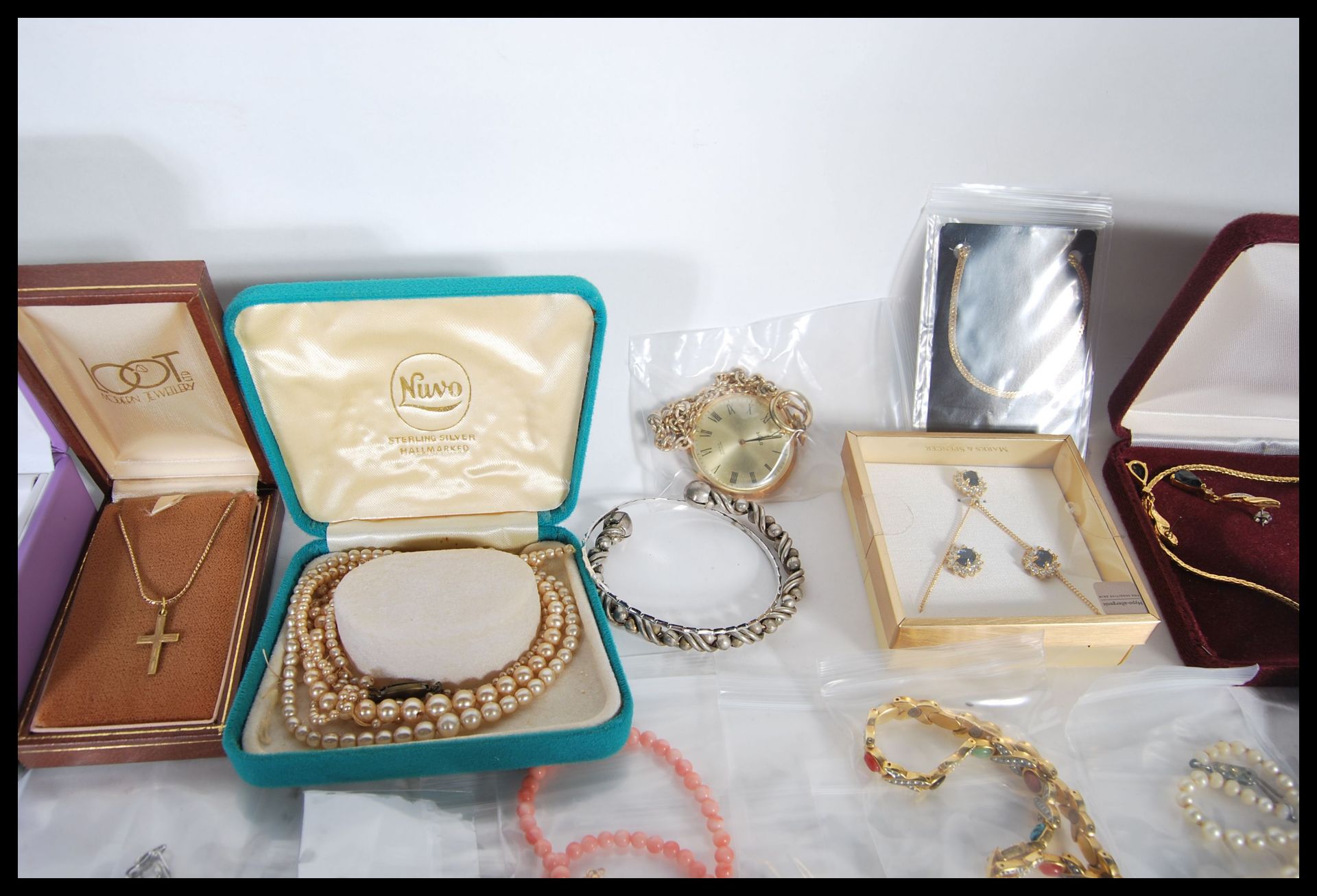 A large collection of 20th Century costume jewellery to include necklaces, rings, bangles, - Bild 13 aus 14