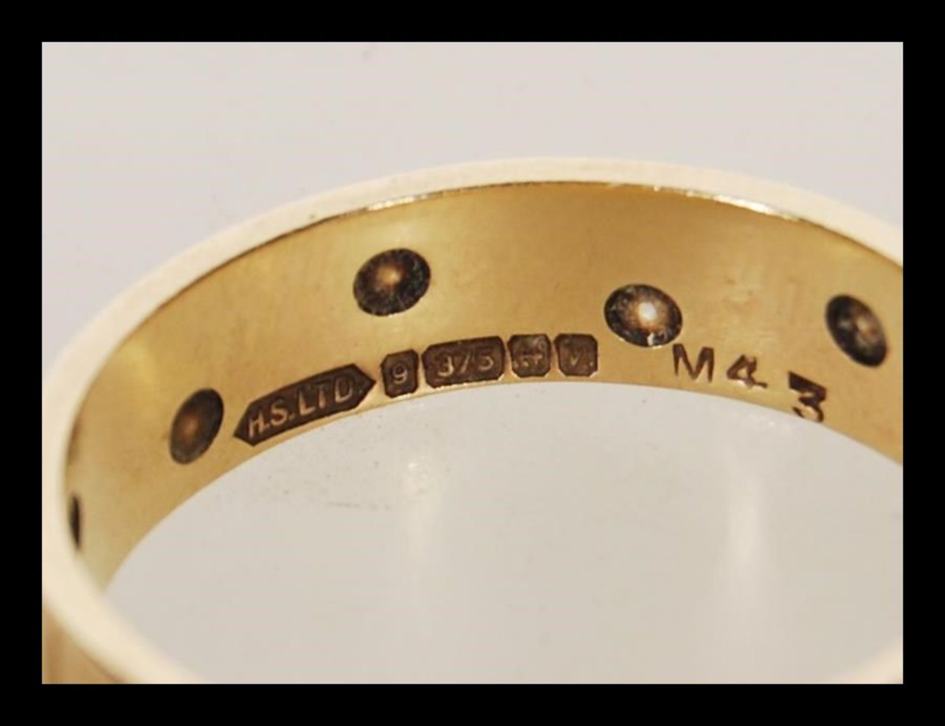 A hallmarked 9ct gold ring being gypsy set with with stones. Hallmarked Birmingham 1970. Weight 5. - Bild 3 aus 4