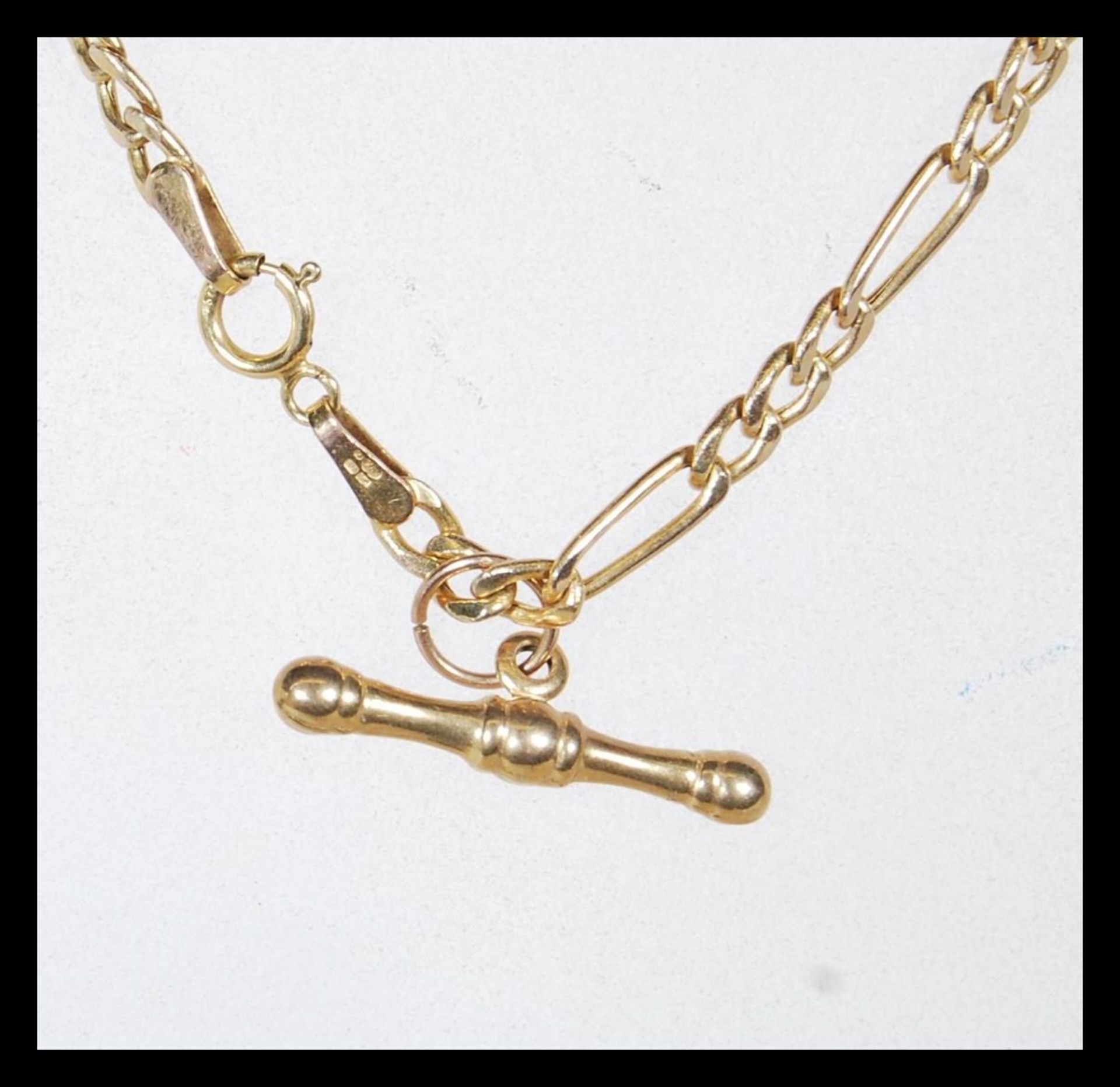 A group of three 20th Century 9ct gold necklaces to include a figaro chain with a spring ring - Bild 6 aus 7