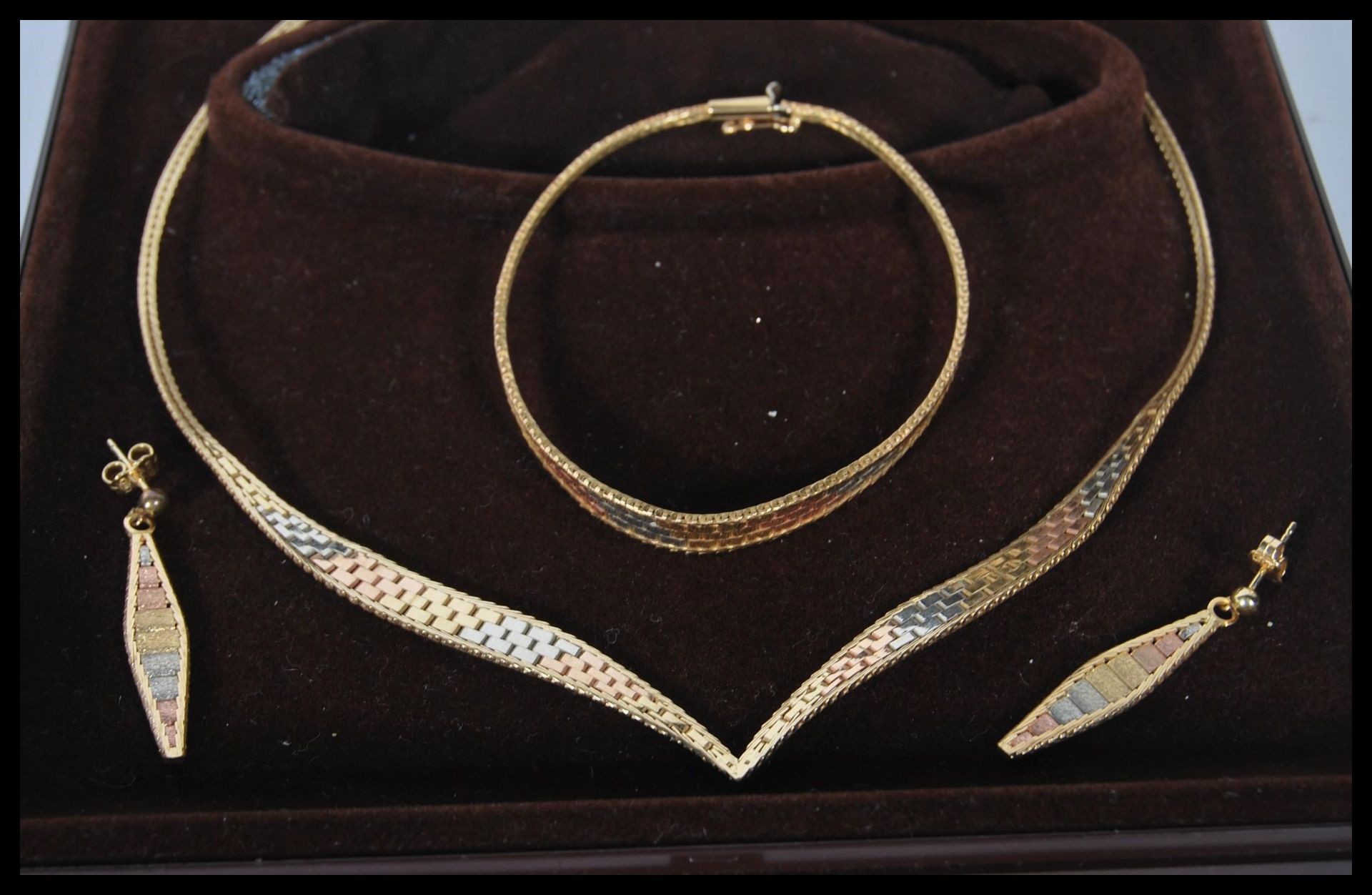 An 18ct tri colour gold vintage demi parure jewellery set to include a collar necklace, the front - Bild 3 aus 5
