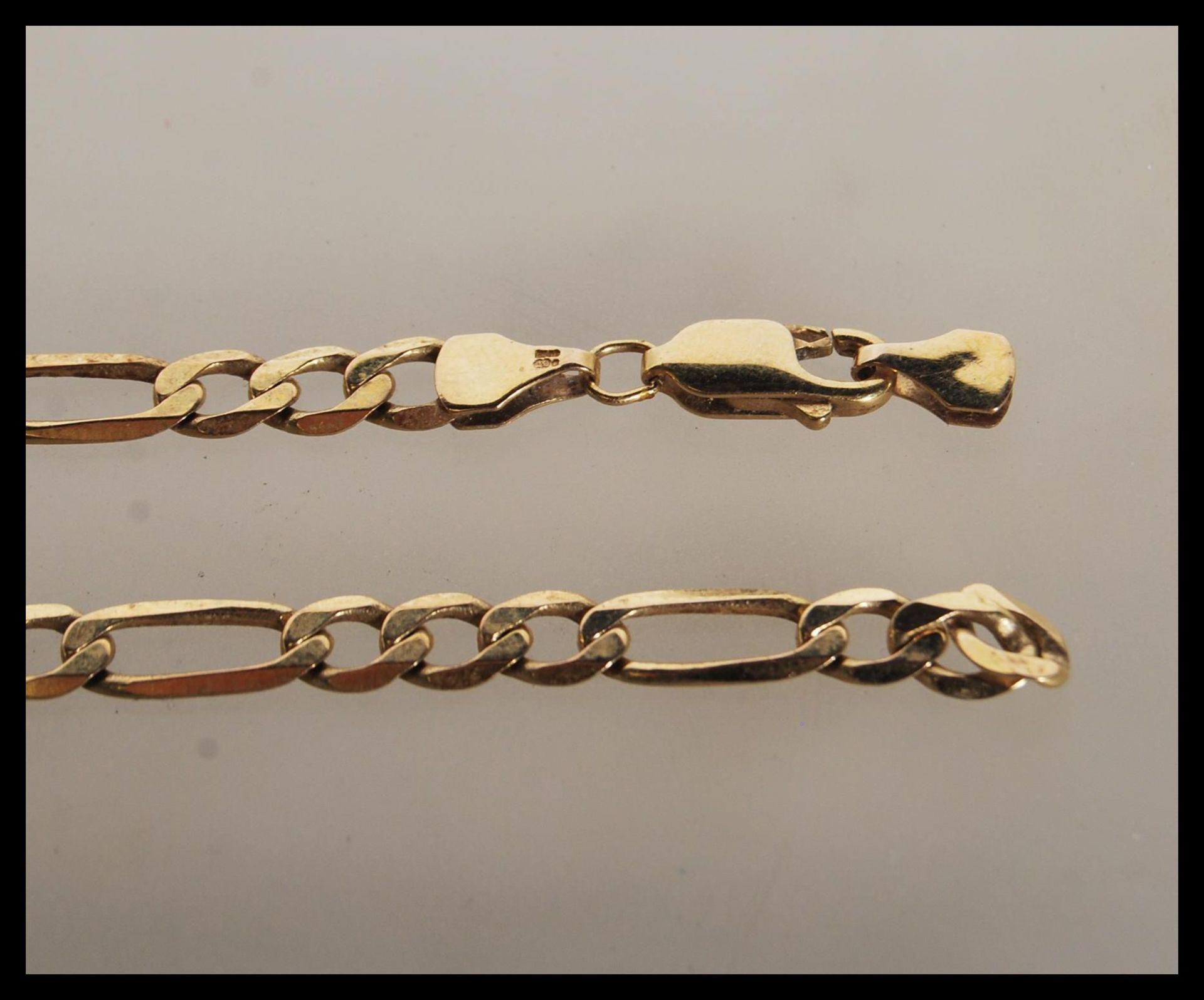 A 9ct gold triple link necklace chain set with lobster clasp being stamped 375. Length 17.5" / - Bild 4 aus 5