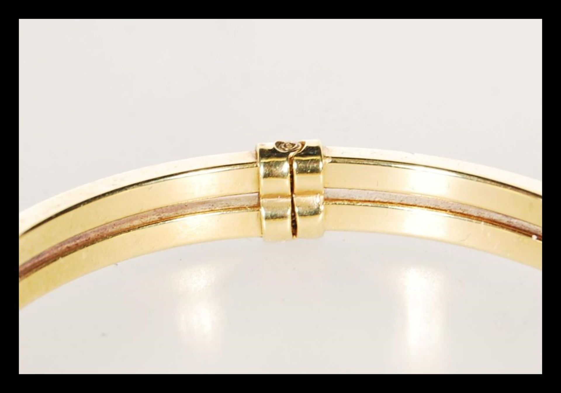 A stamped 9ct gold bangle bracelet having a hinge opening constructed from two bands with a catch to - Bild 3 aus 4