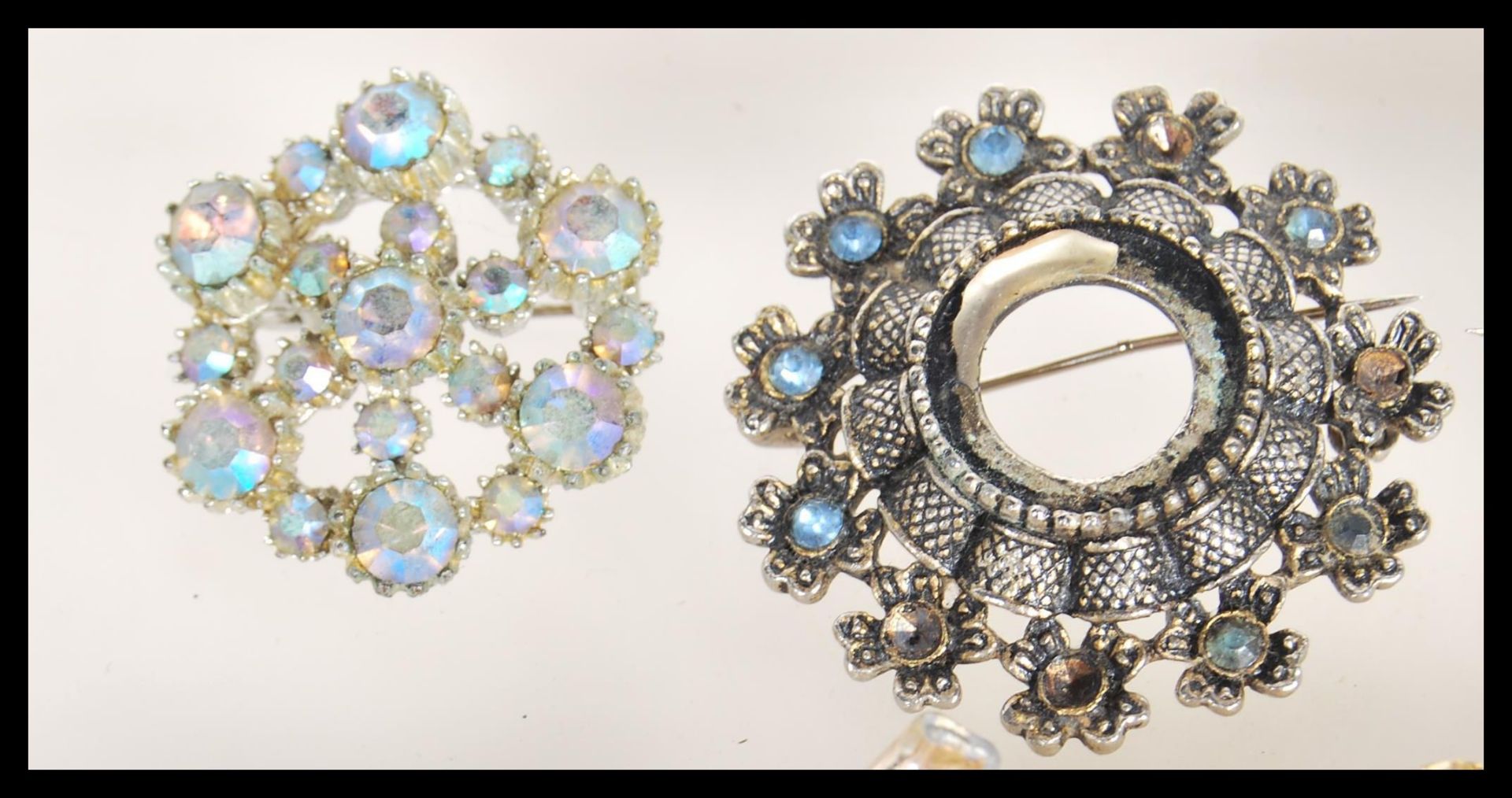 A collection of vintage costume jewellery to include a selection of 60's gold tone brooches, - Bild 2 aus 8