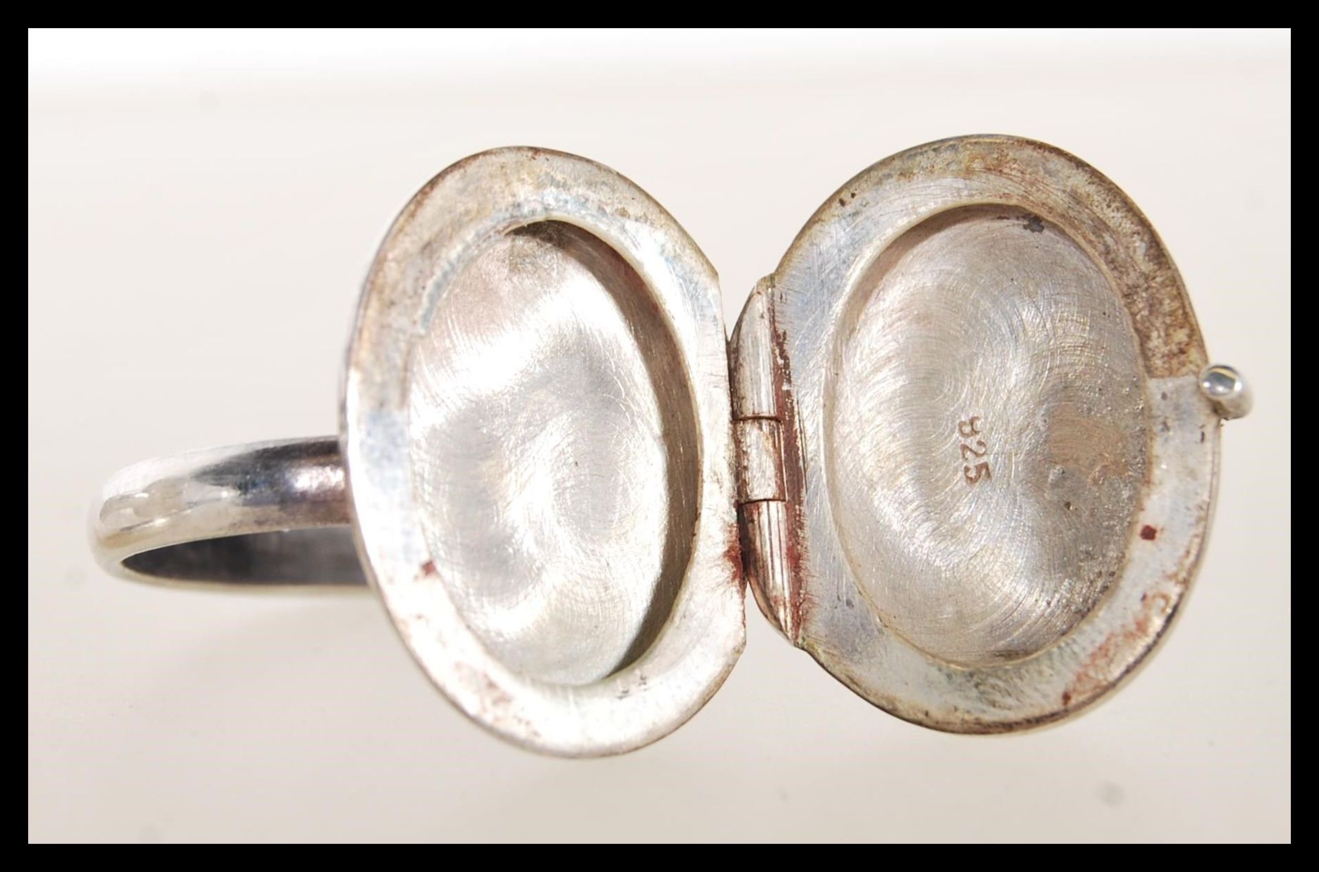 A group of silver 925 and white metal rings to include bezel set square blue stone ring and two - Bild 4 aus 7