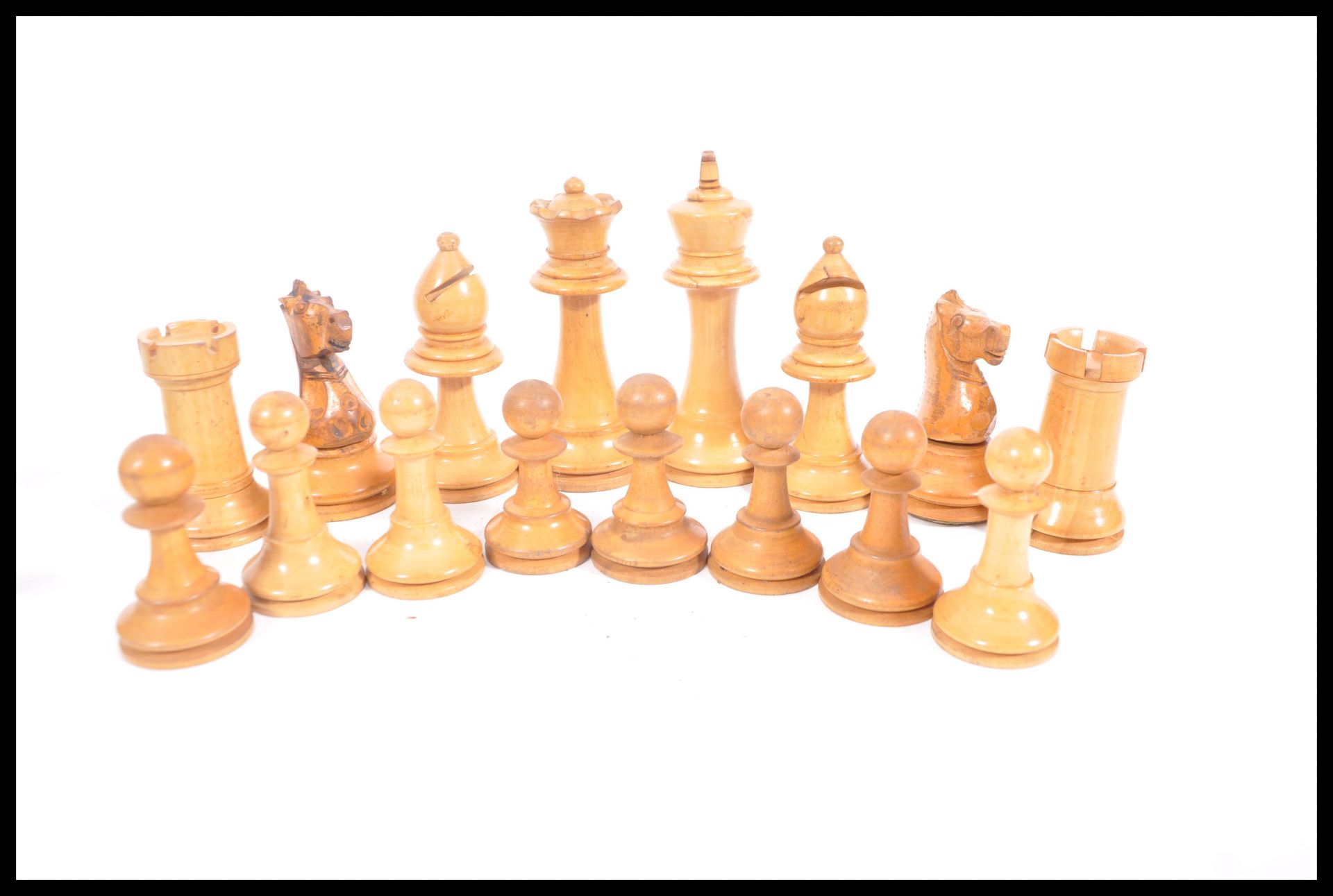 A vintage early 20th Century chess set having boxw - Bild 2 aus 5