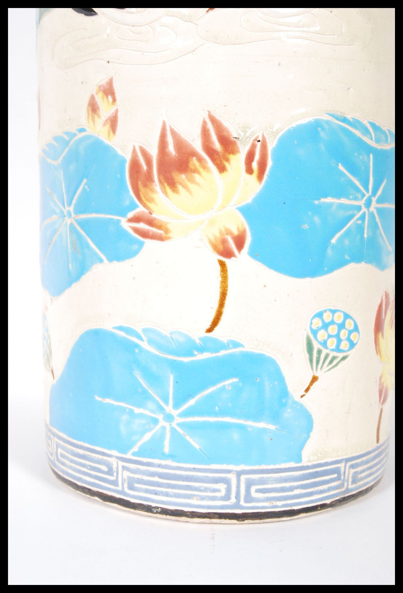 A 20th Century 1930's Art Deco Oriental ceramic cylindrical stick stand having lotus flowers, blue - Bild 2 aus 7