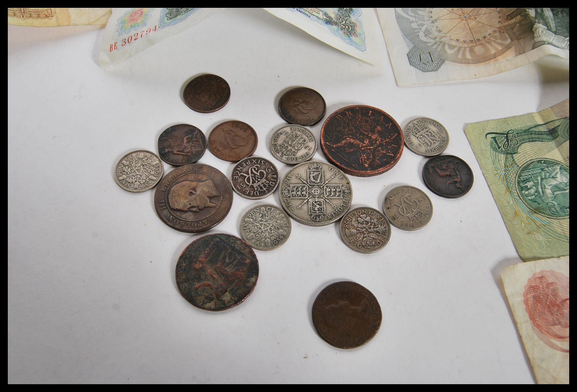 A collection of coins dating from the 18th Century on wards to include a Georgian 1792 half penny, - Bild 6 aus 6