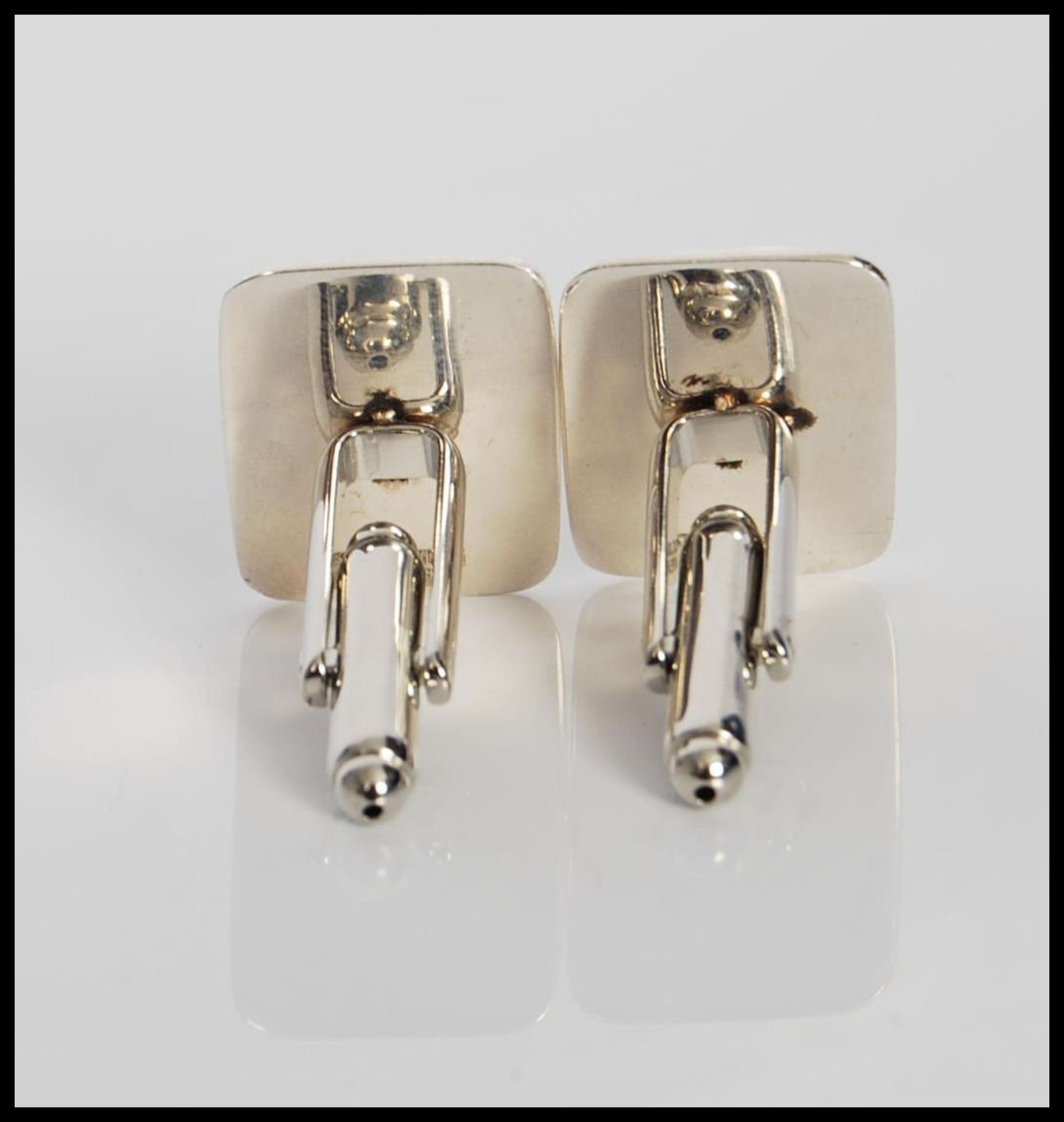 A pair of sterling silver and enamel cufflinks depicting an erotic scene involving a nude lady. - Bild 3 aus 3