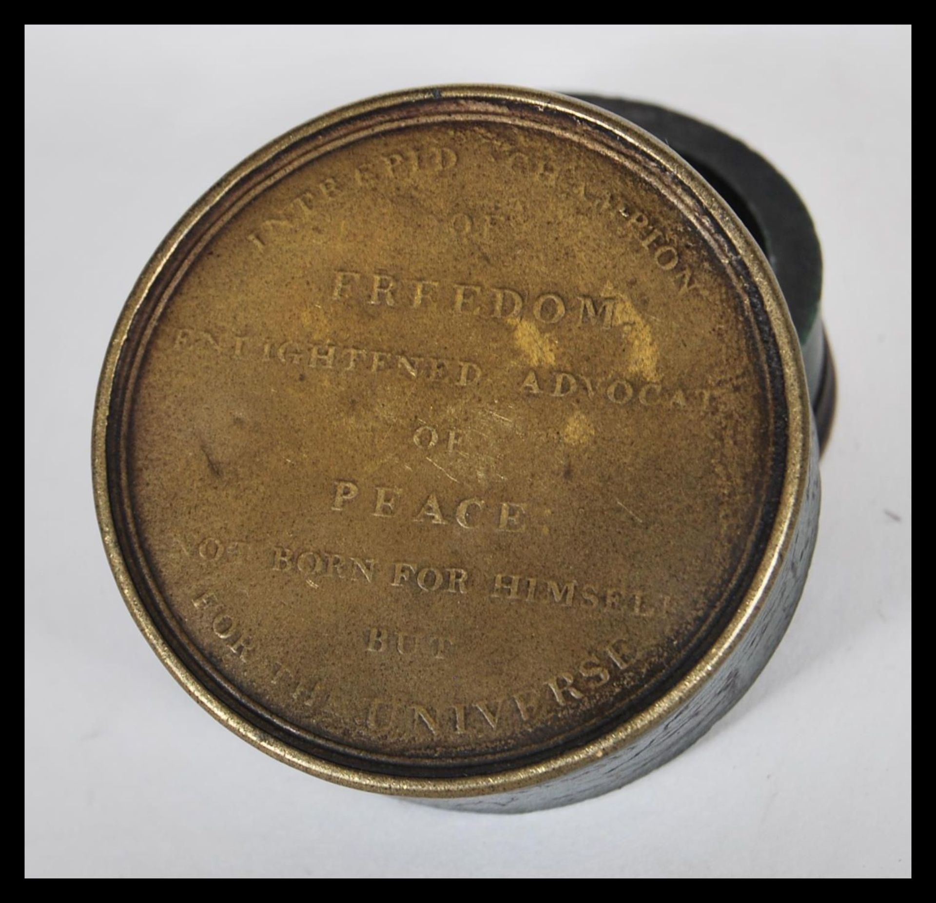 Politics - a 19th Century circular ebony and medallic snuff box, commemorating the life of Charles - Bild 4 aus 4