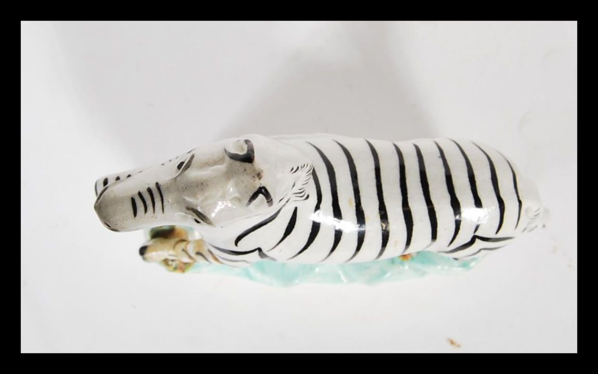 A 19th Century Victorian Staffordshire flatback figure of a zebra raised on a naturalistic plinth - Bild 5 aus 6