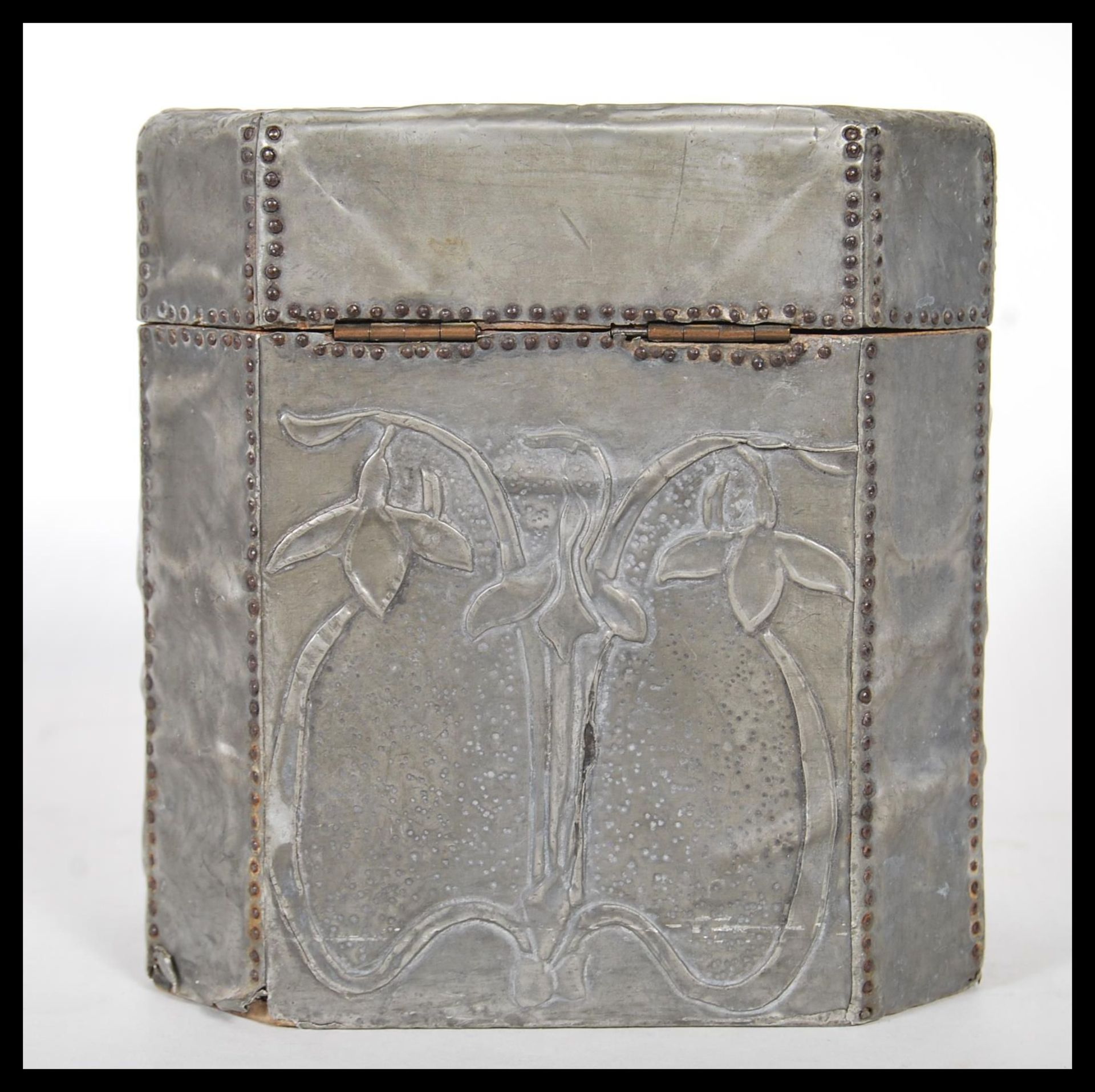 A late 19th century Arts and Crafts hammered pewter bound octagonal wooden tea caddy with hinged - Bild 3 aus 7
