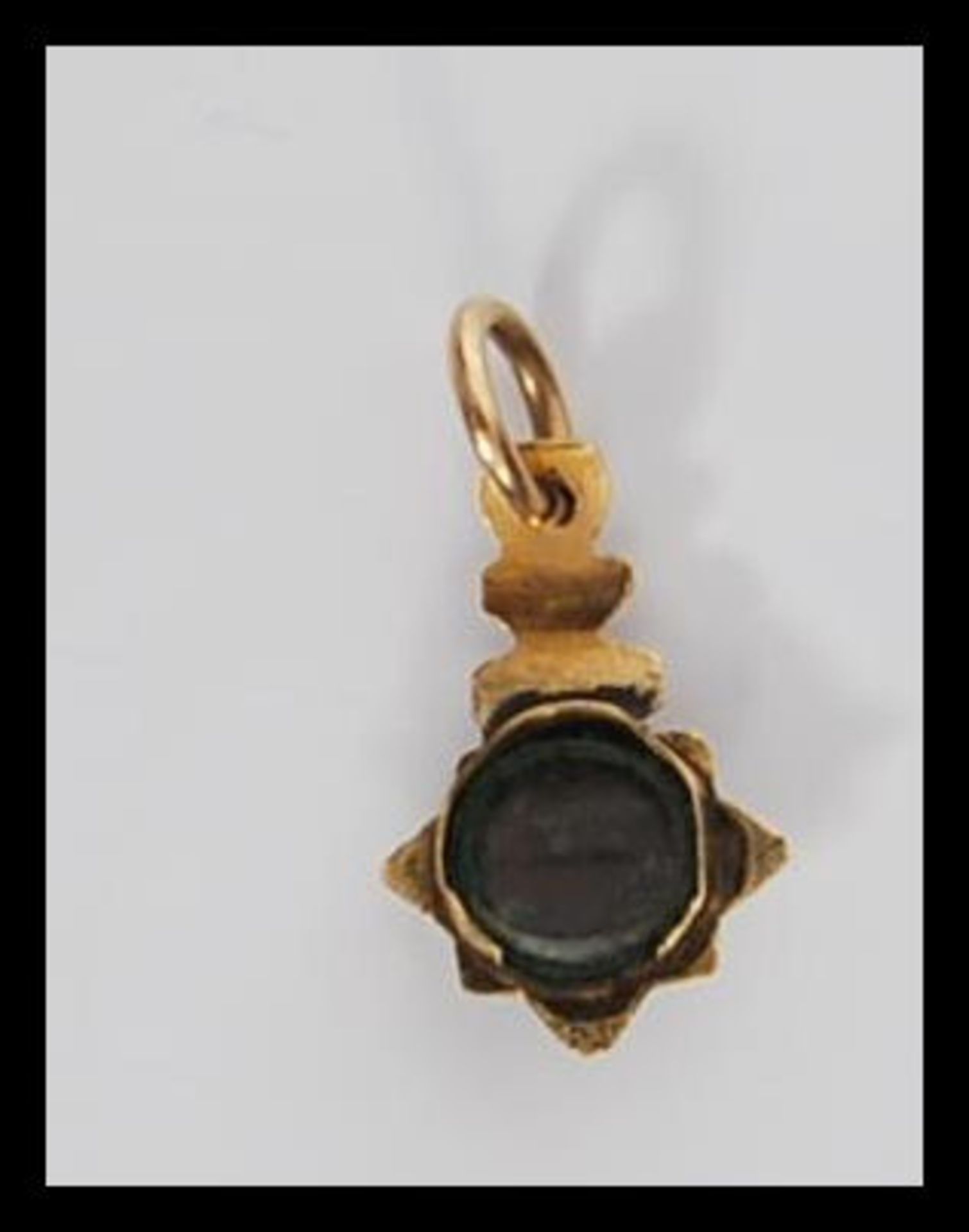 A 19th Century Georgian gold mourning pendant in the form of a star being set with a central green - Bild 5 aus 5