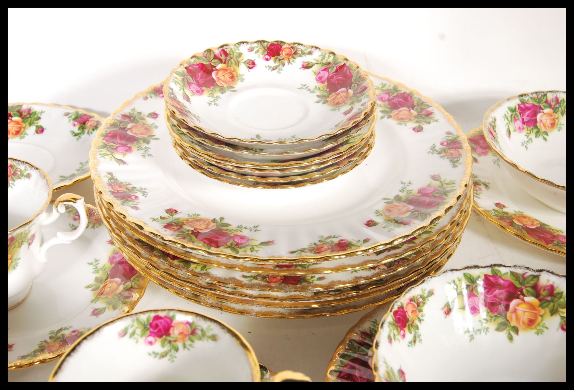 An extensive Royal Albert Old Country Roses dinner / tea service to include tea cups, saucers, - Bild 3 aus 10