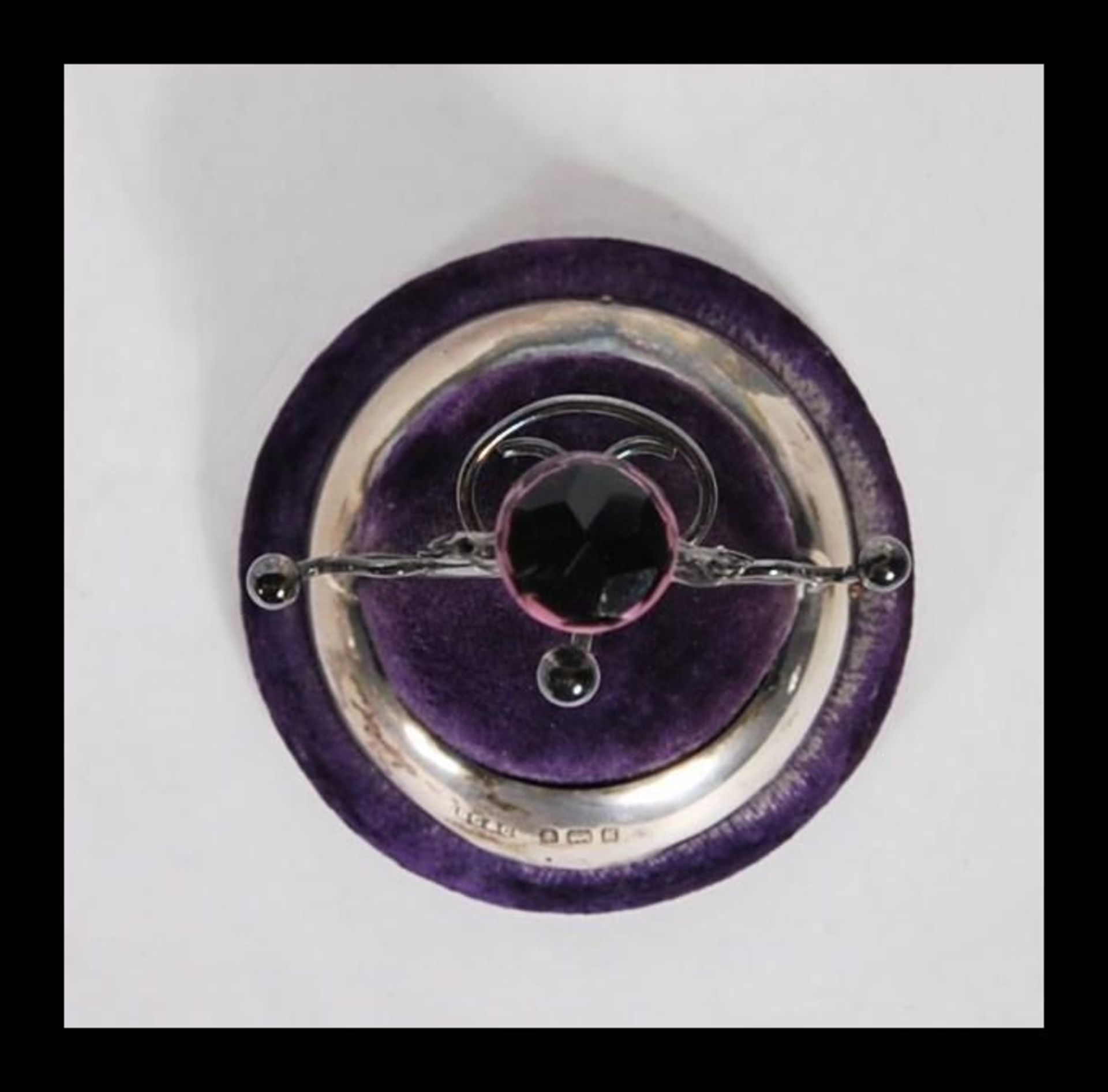 A silver hallmarked Britton, Gould & Co hat pin stand having a purple velvet cushion base with a - Bild 5 aus 8