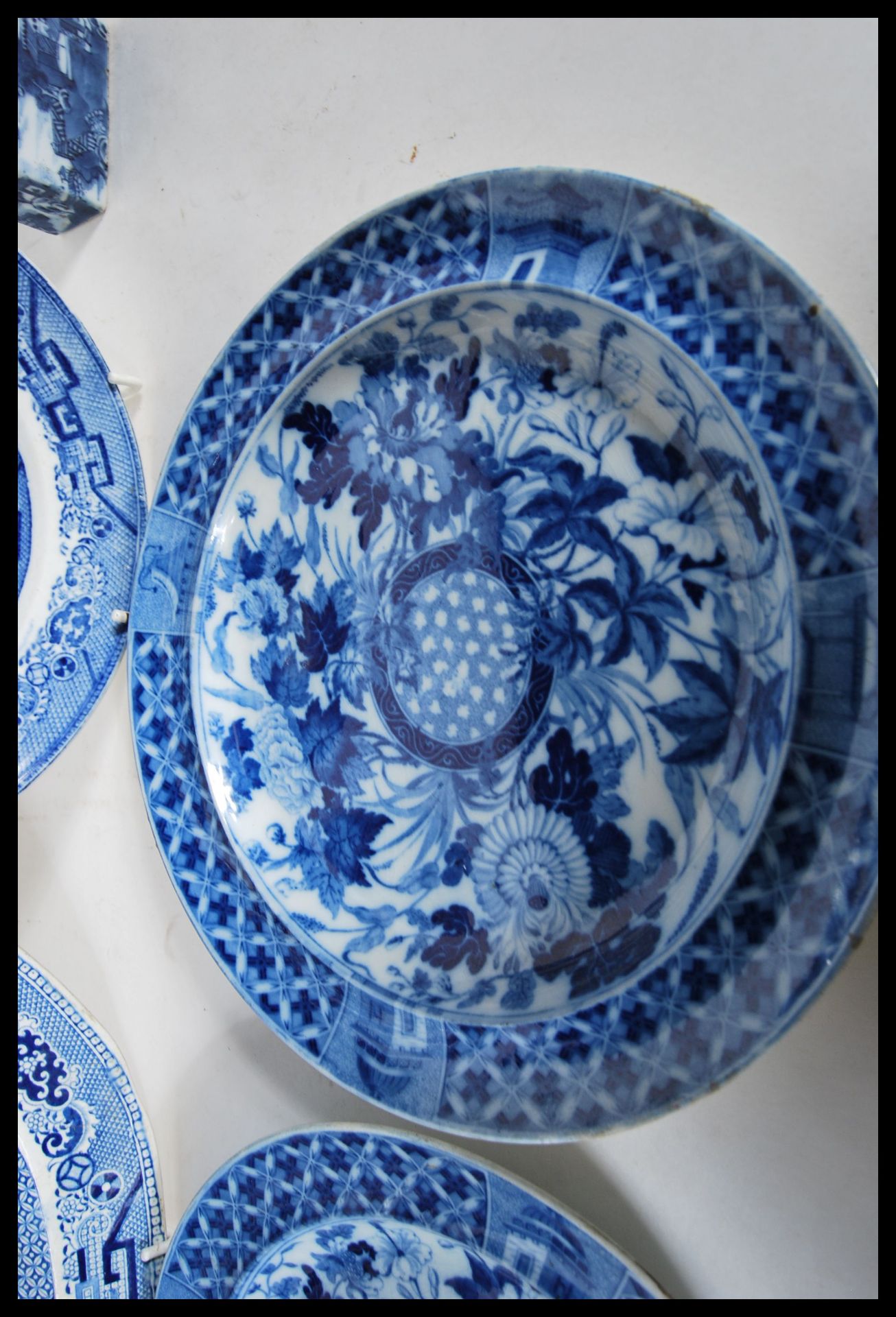A group of 20th Century blue and white ceramic wares to include a Chinese inkwell having oriental - Bild 5 aus 9