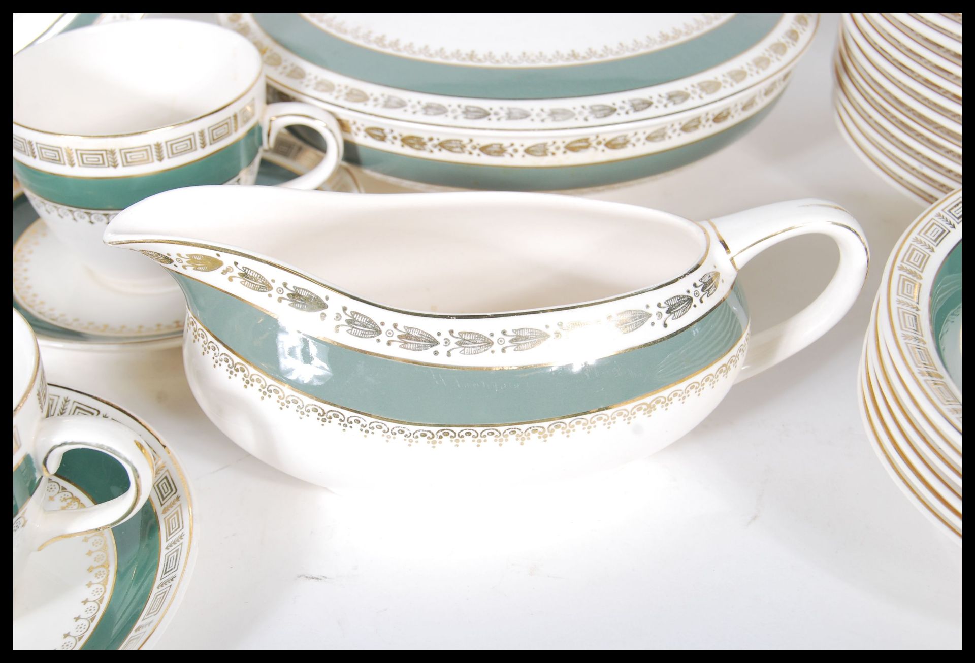 An extensive Crown Ducal dinner service in the 'Chatsworth' pattern containing dinner plates, side - Bild 8 aus 11