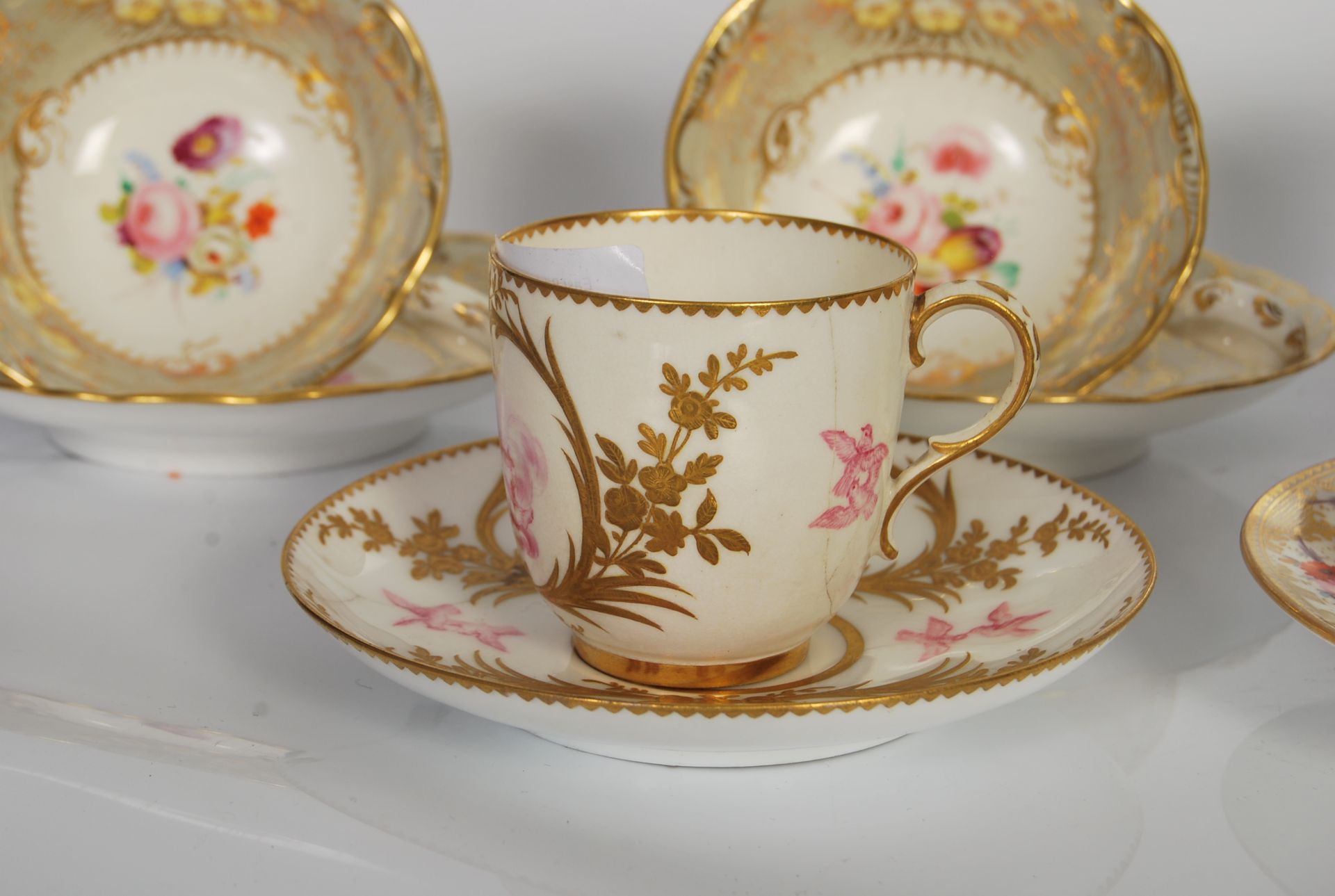 A set of four 19th/20th Century Davenport hand painted cabinet cups and saucers, together with a - Bild 19 aus 21