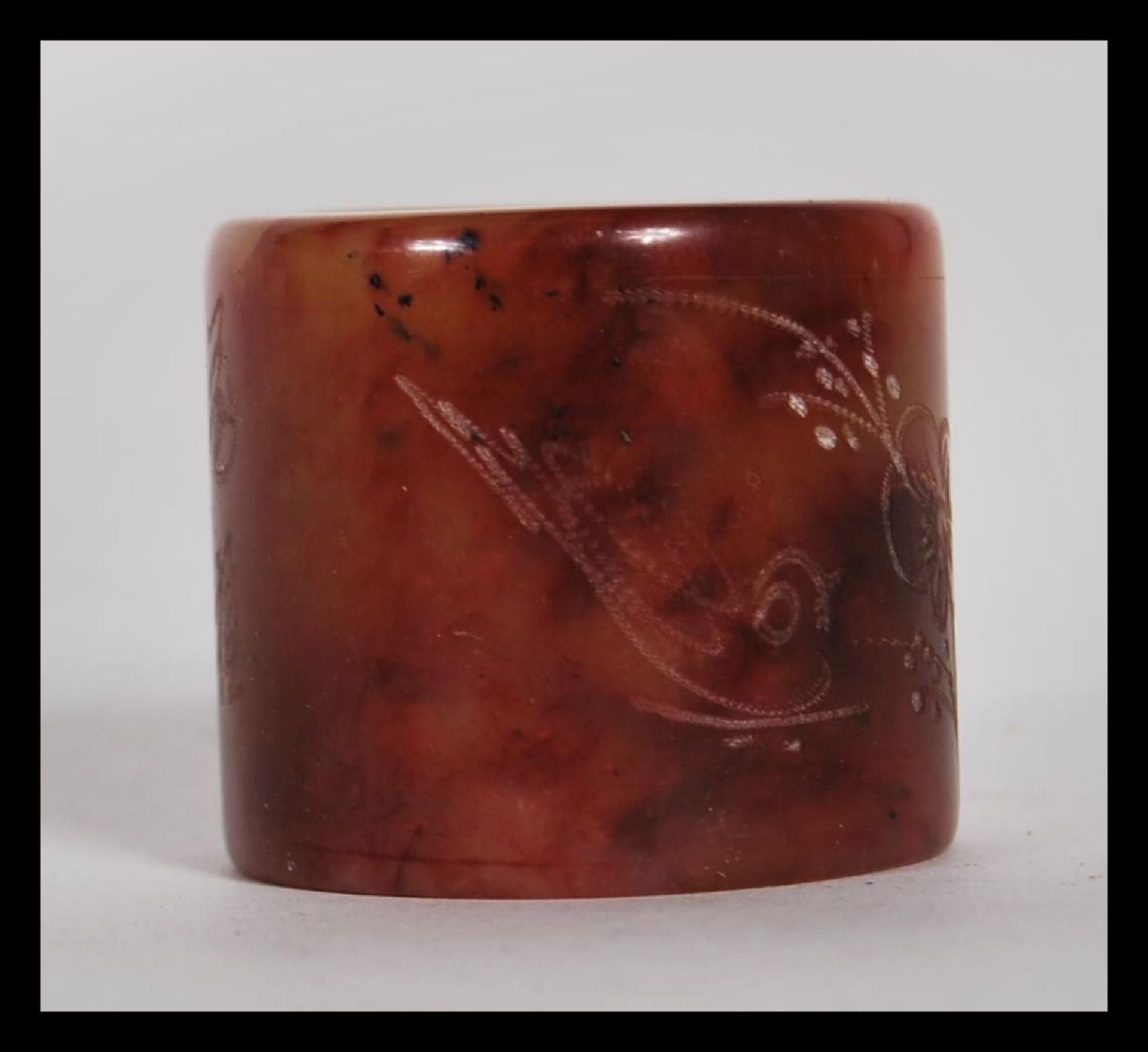 A early 20th Century Chinese large mottled dark red jade archer's thumb ring of cylindrical form. - Bild 4 aus 5