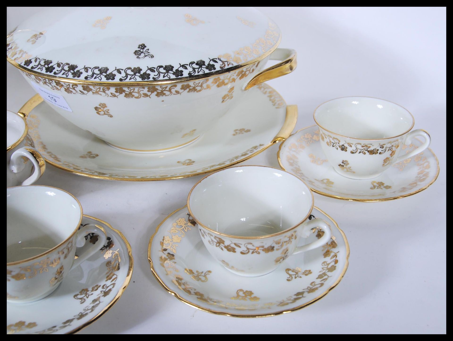 An extensive porcelain extensive Limoges Berry table service, decorated with applied gilt floral - Bild 11 aus 16