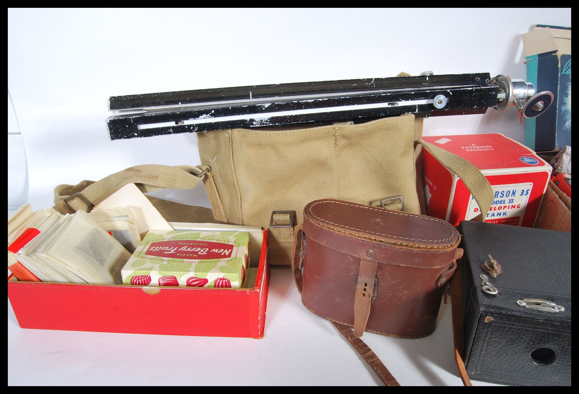 A collection of vintage film cameras and equipment to include a selection of boxed cameras including - Bild 7 aus 7